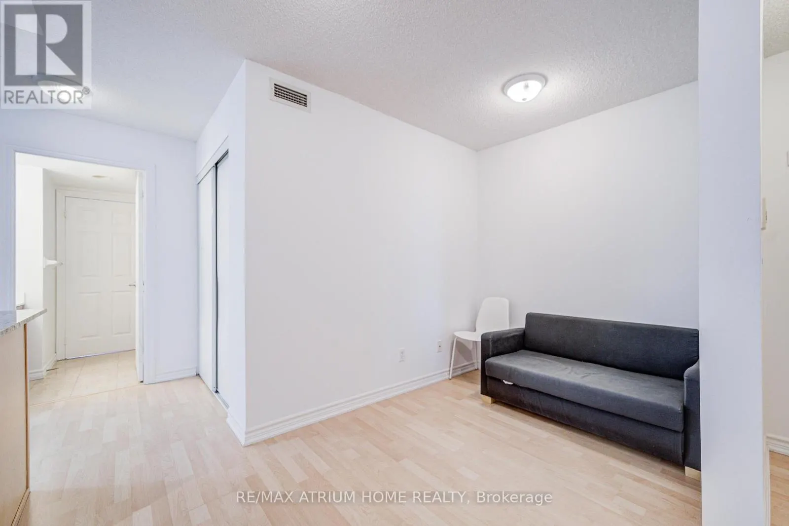 1709 - 761 BAY STREET