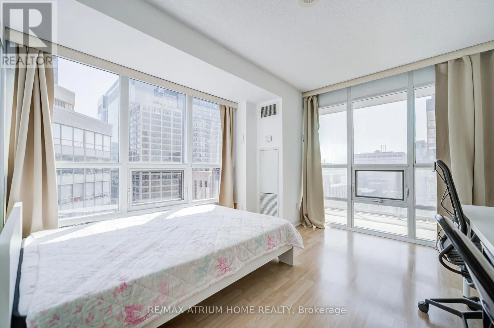 1709 - 761 BAY STREET