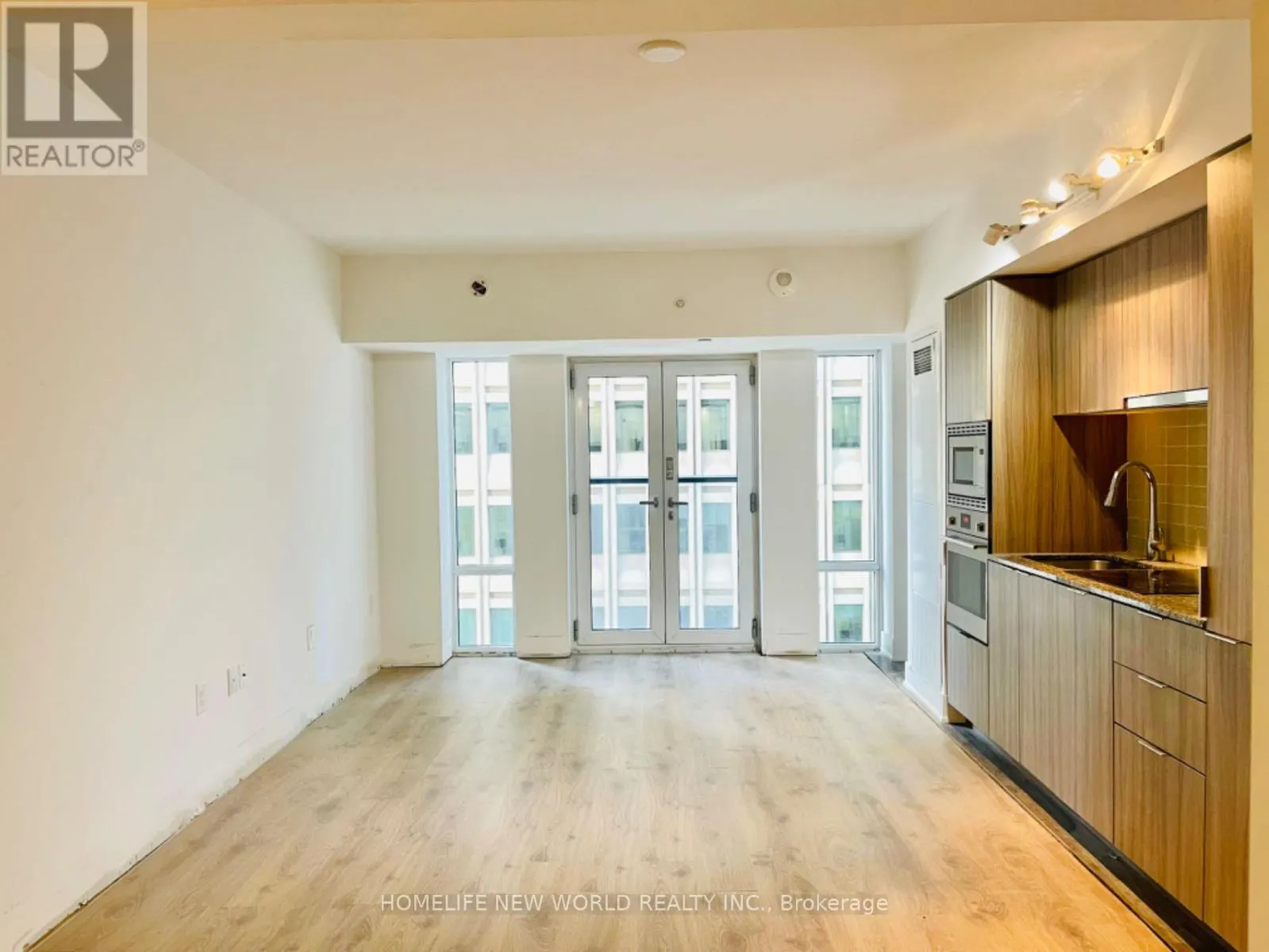 814 - 955 BAY STREET