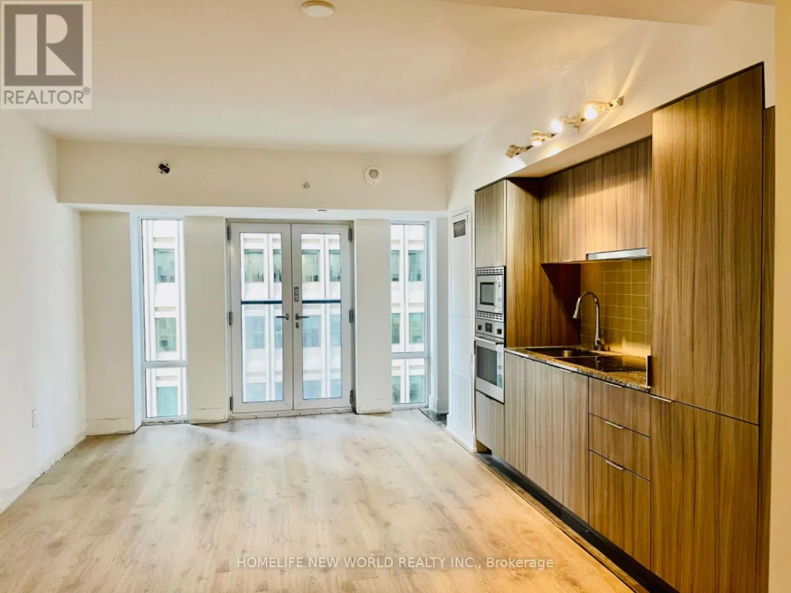 814 - 955 BAY STREET