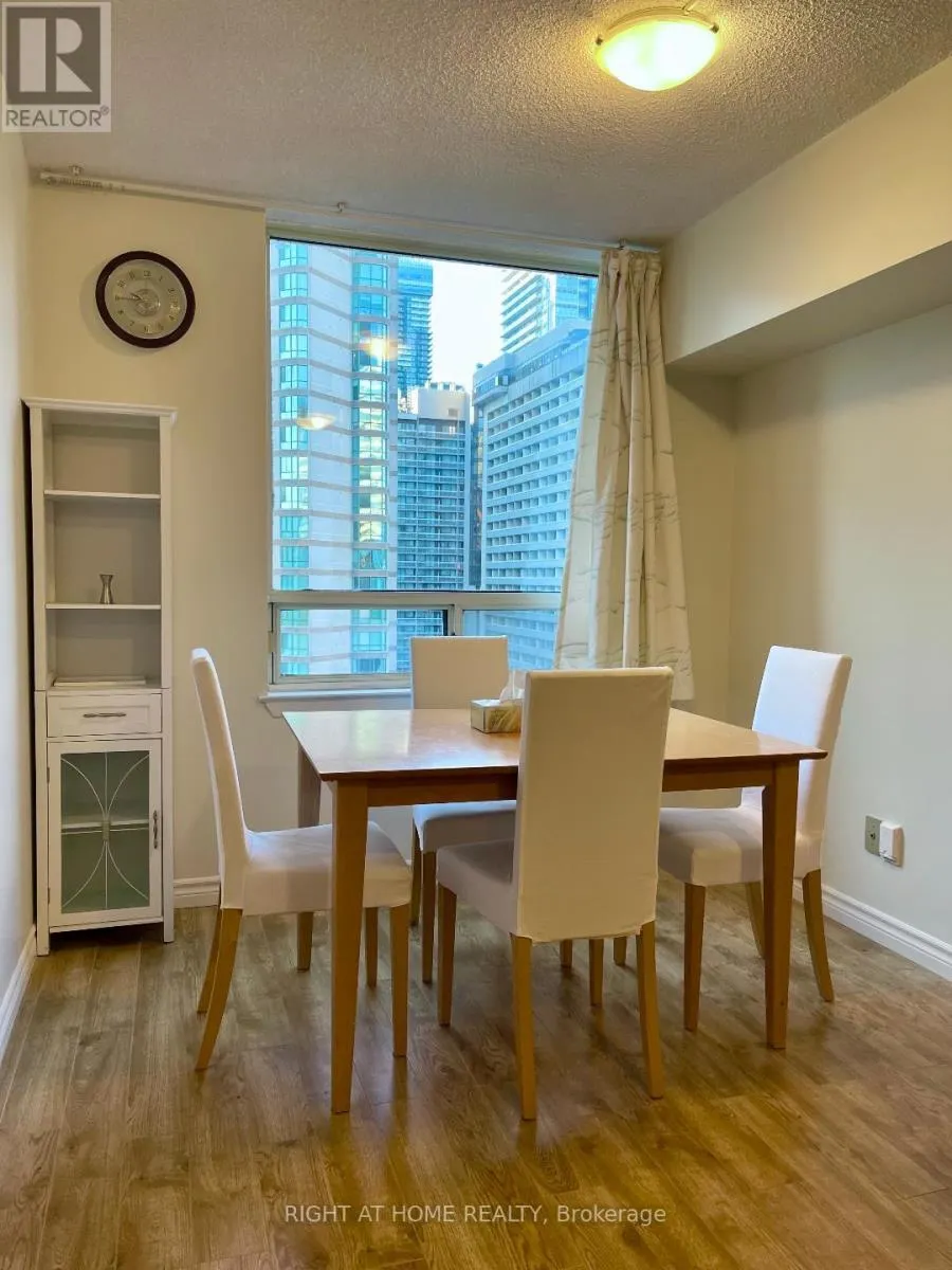 1702 - 633 BAY STREET