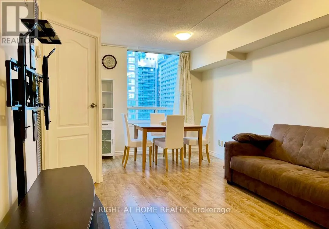 1702 - 633 BAY STREET