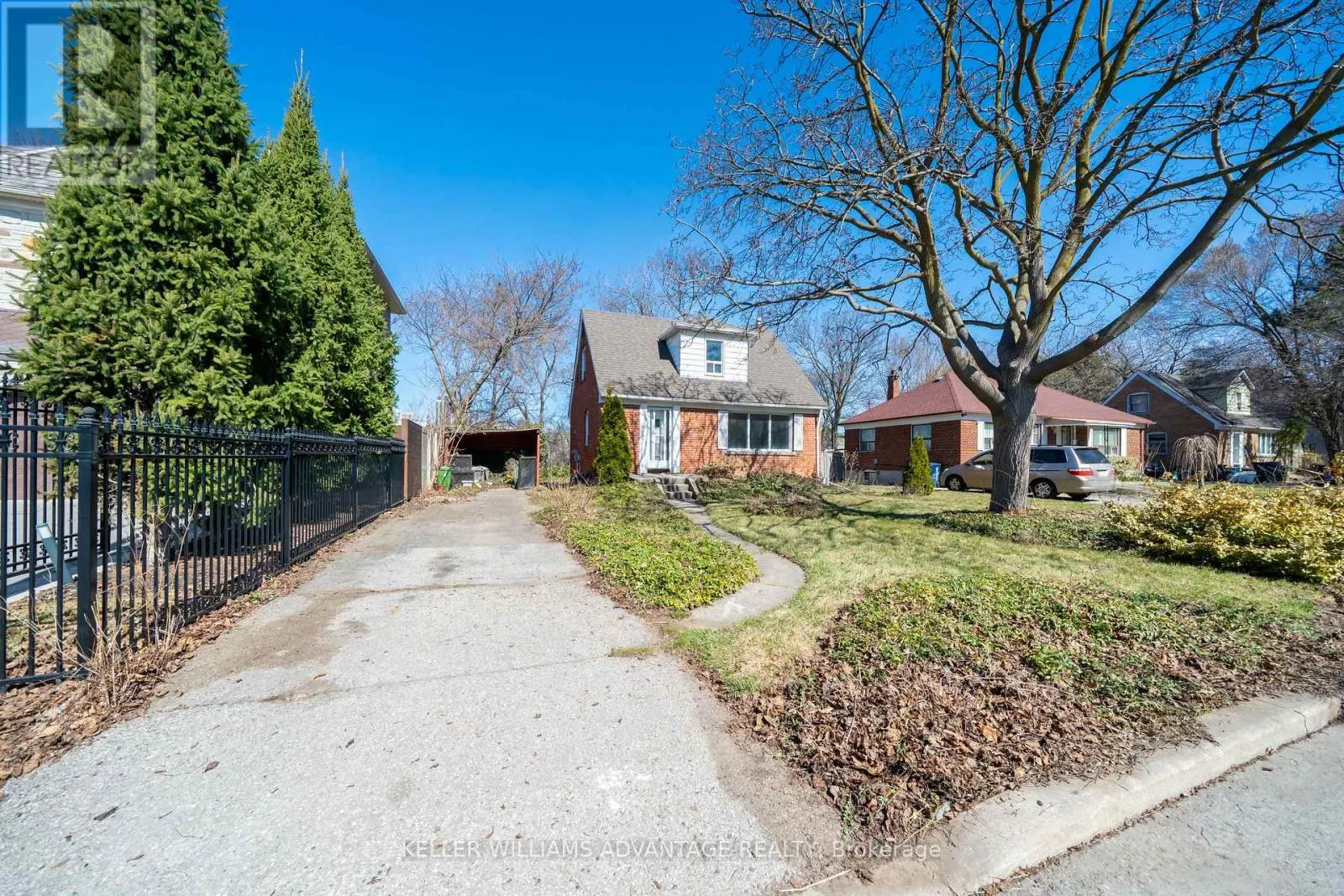 144 UPPER CANADA DRIVE N