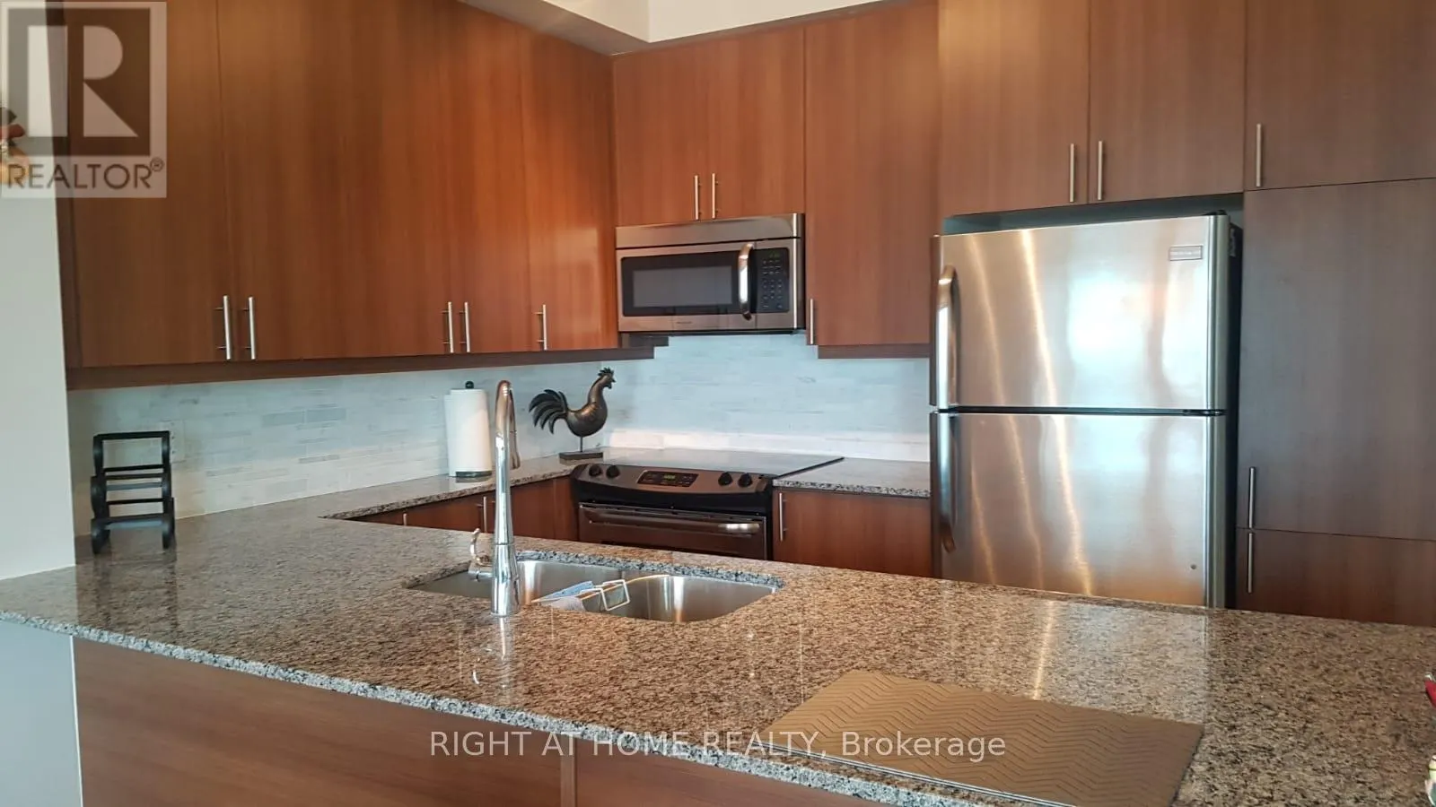 1105 - 525 WILSON AVENUE