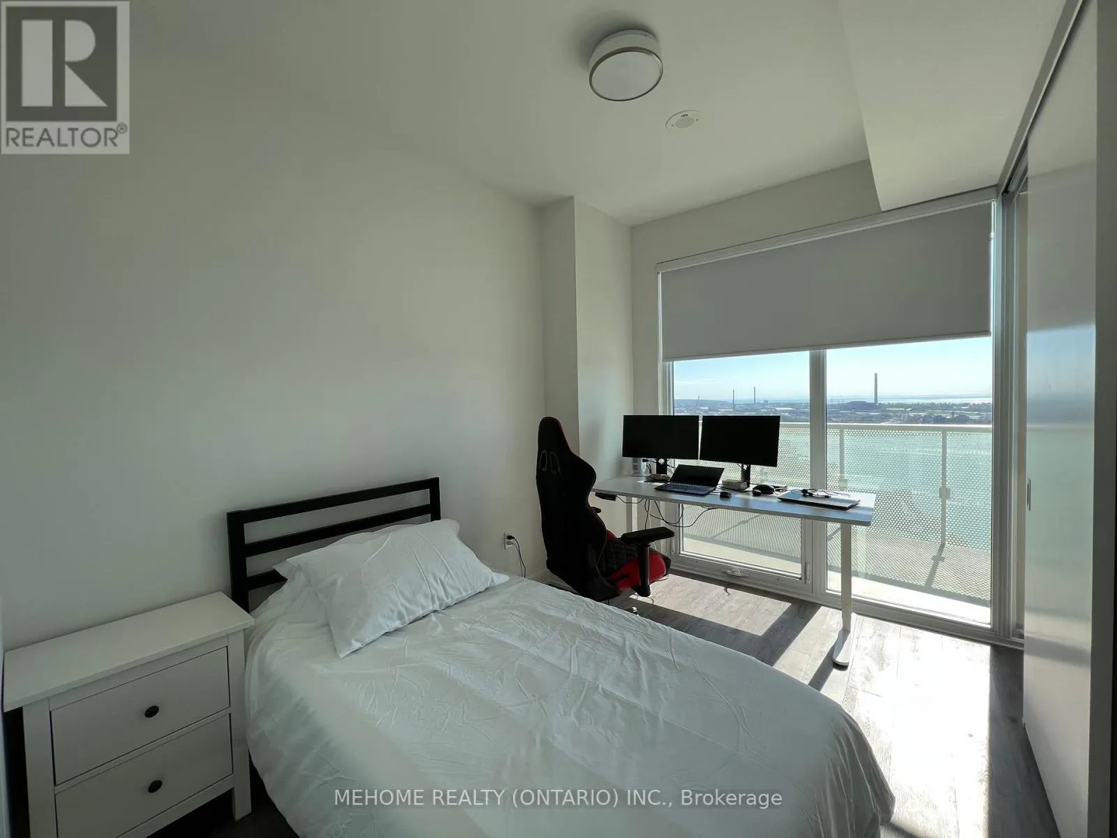 15 QUEENS QUAY E