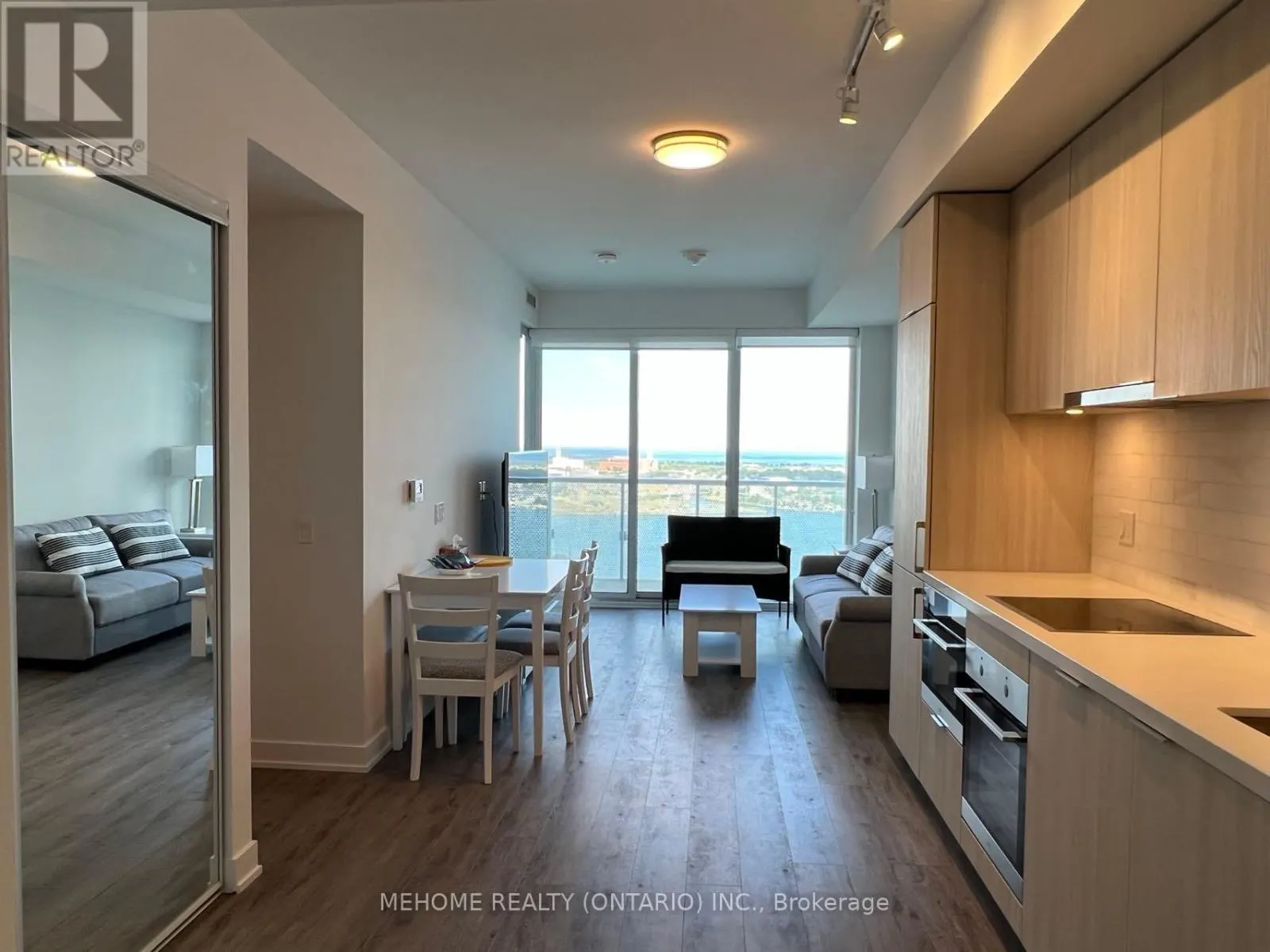 15 QUEENS QUAY E