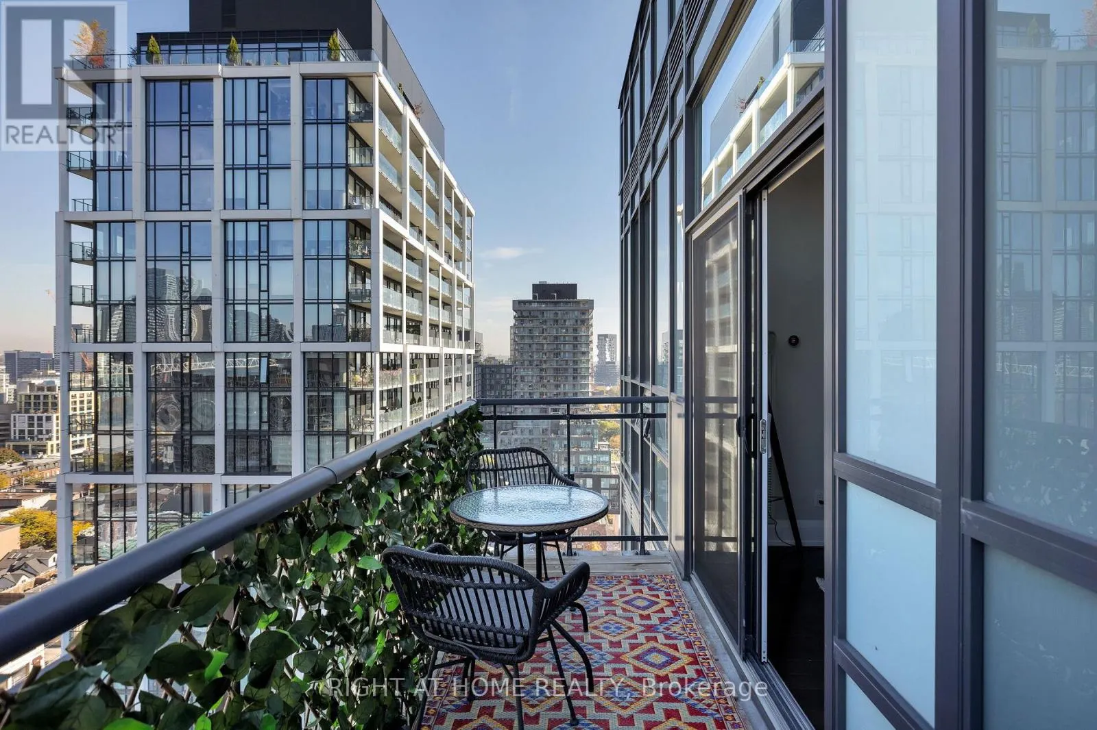 PH 216 - 460 ADELAIDE STREET E