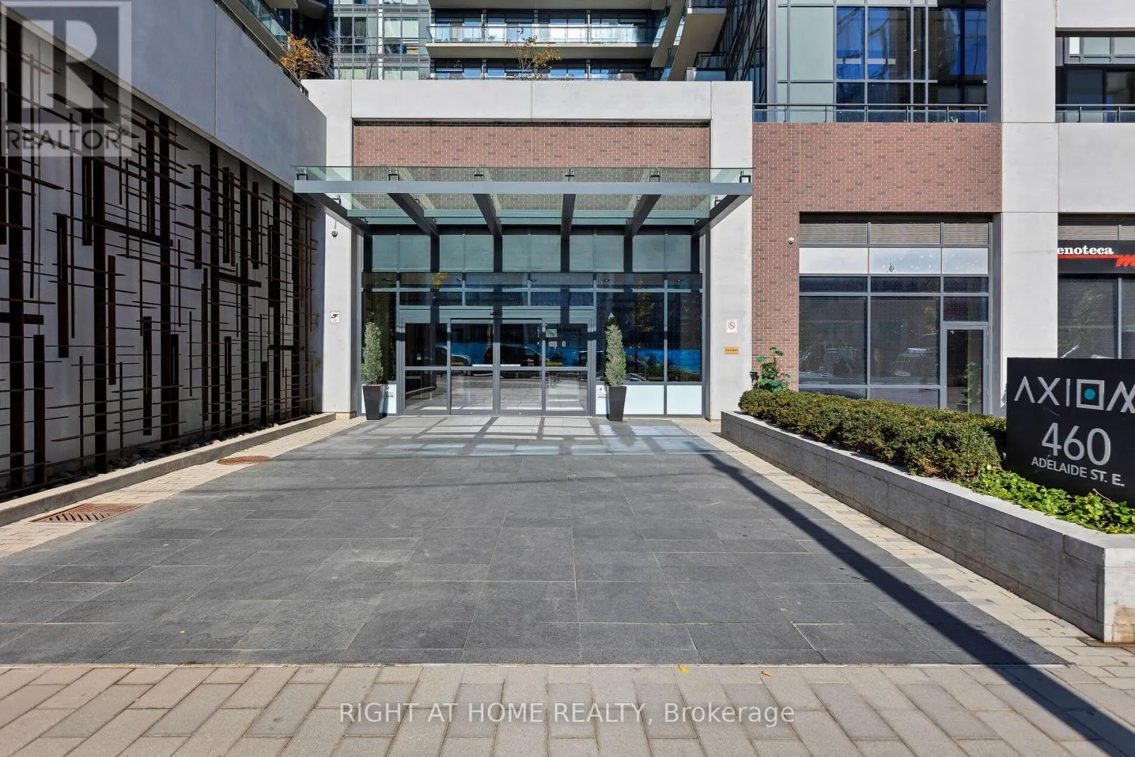 PH 216 - 460 ADELAIDE STREET E