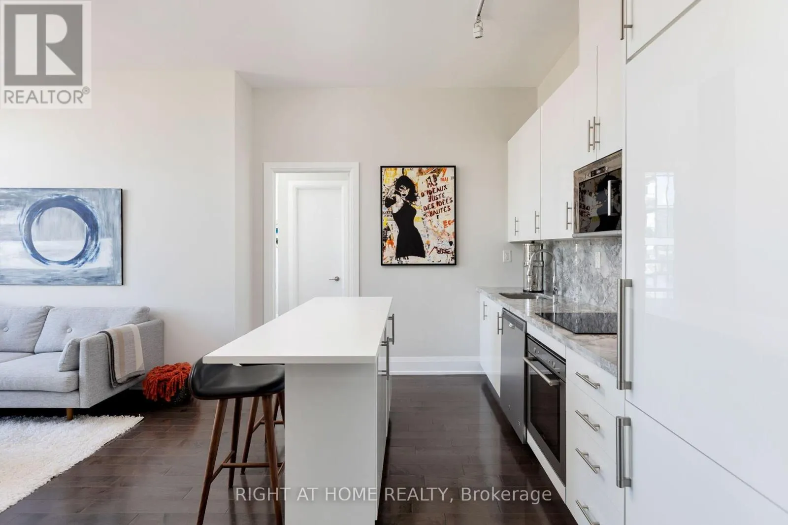PH 216 - 460 ADELAIDE STREET E