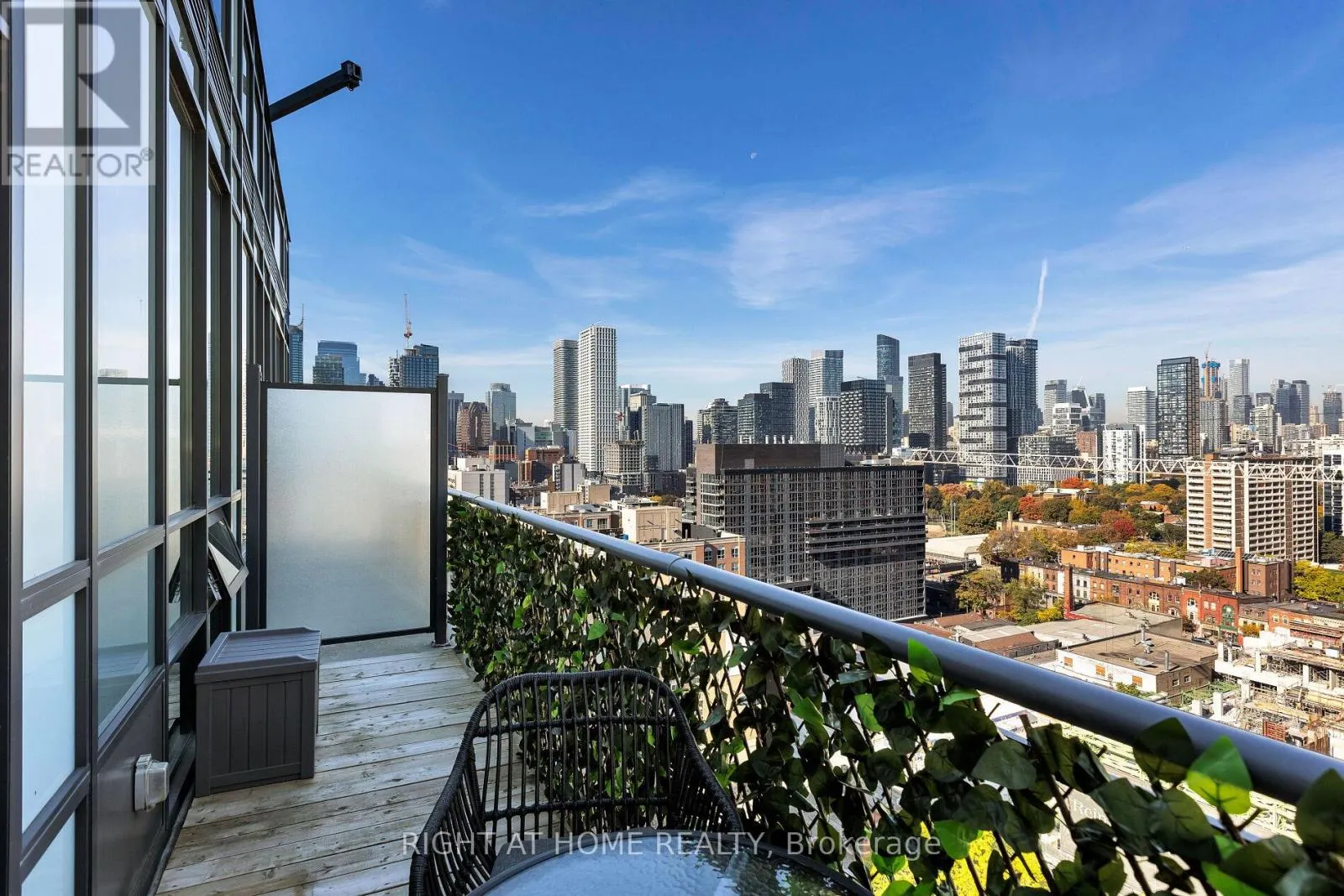 PH 216 - 460 ADELAIDE STREET E