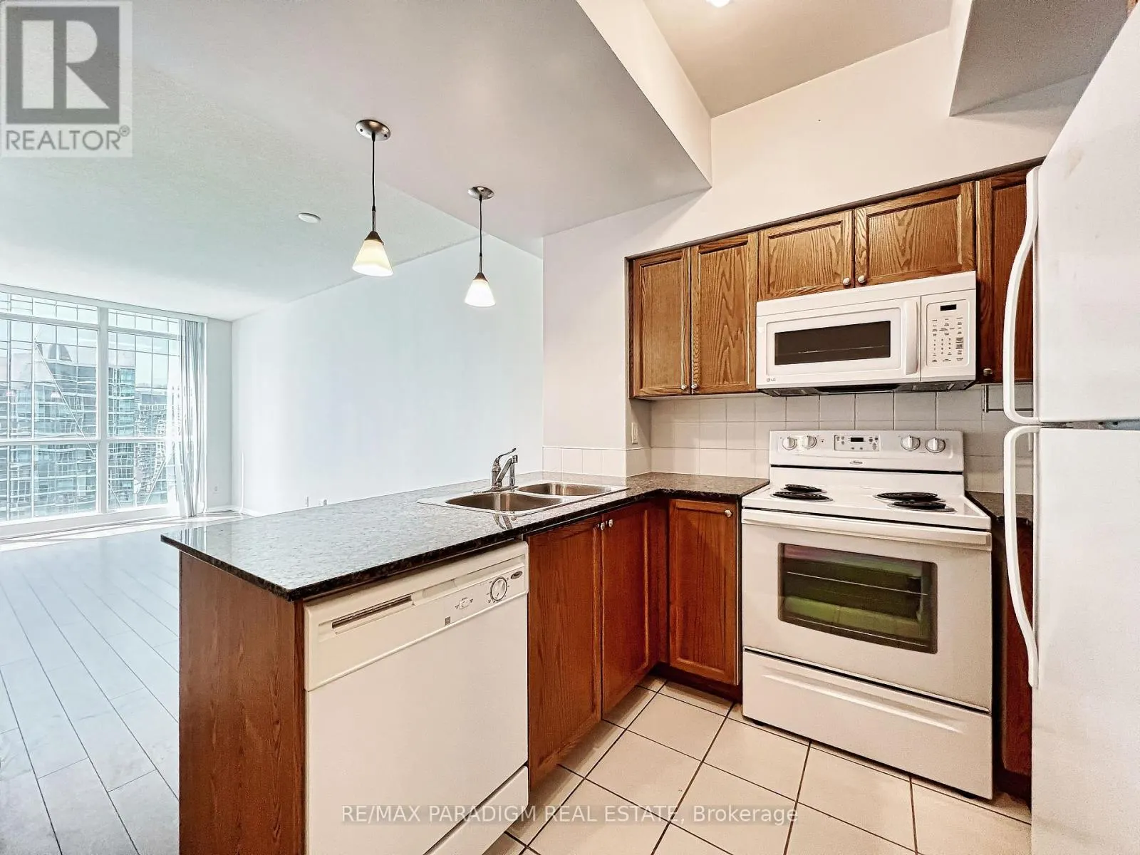 3713 - 18 YONGE STREET