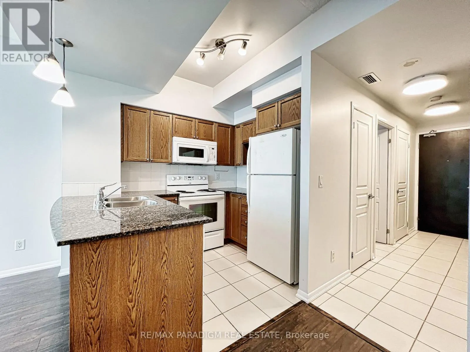 3713 - 18 YONGE STREET