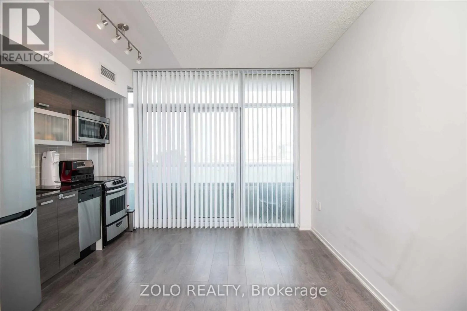 830E - 36 LISGAR STREET