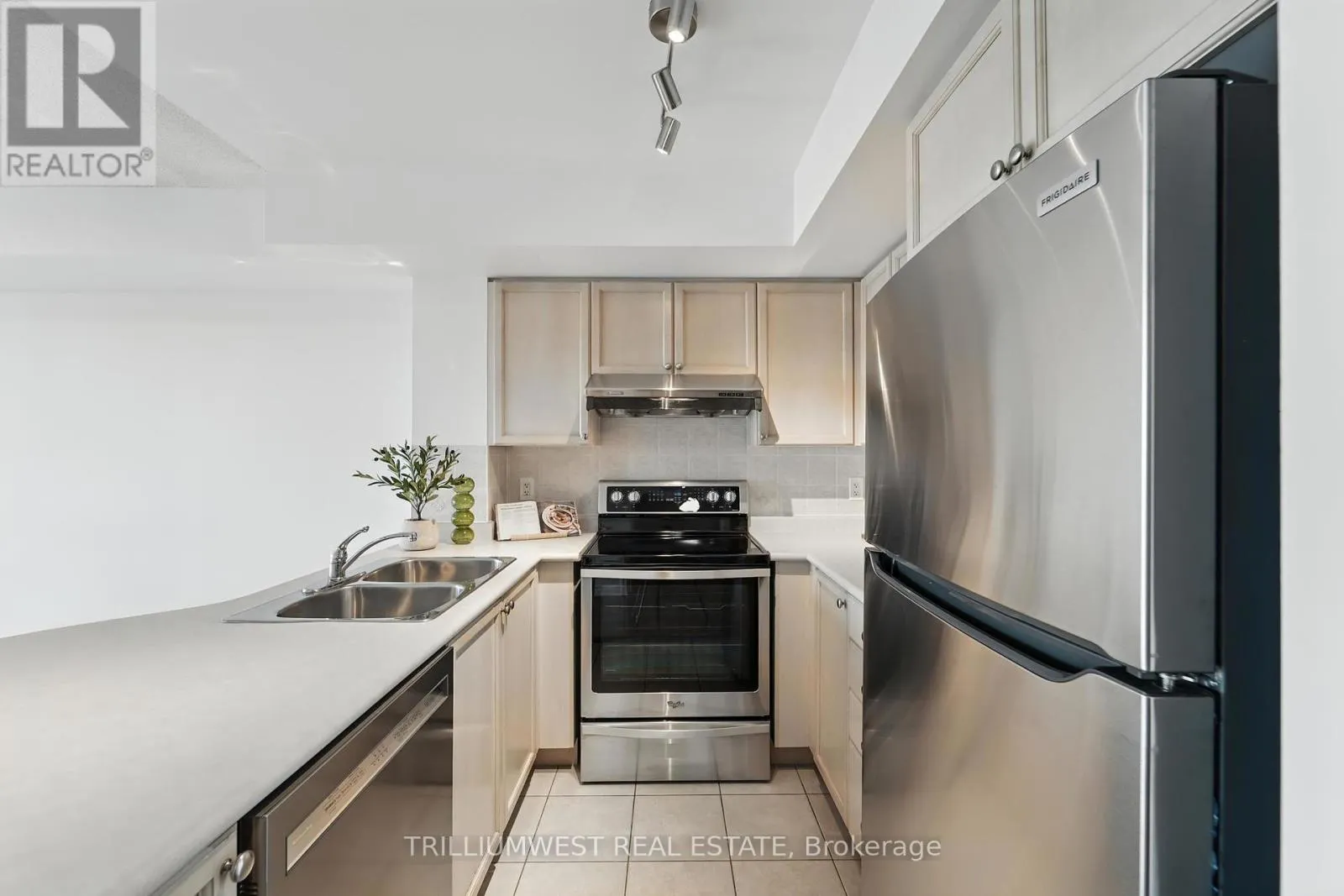 2111 - 17 BARBERRY PLACE