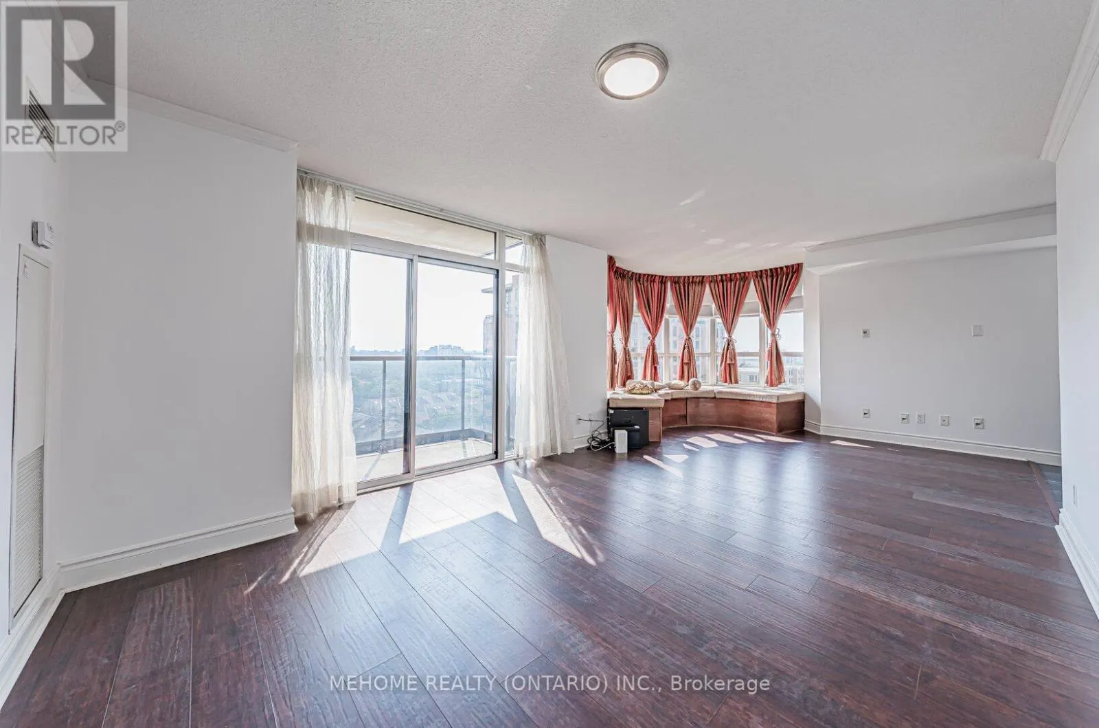 1304 - 10 NORTHTOWN WAY
