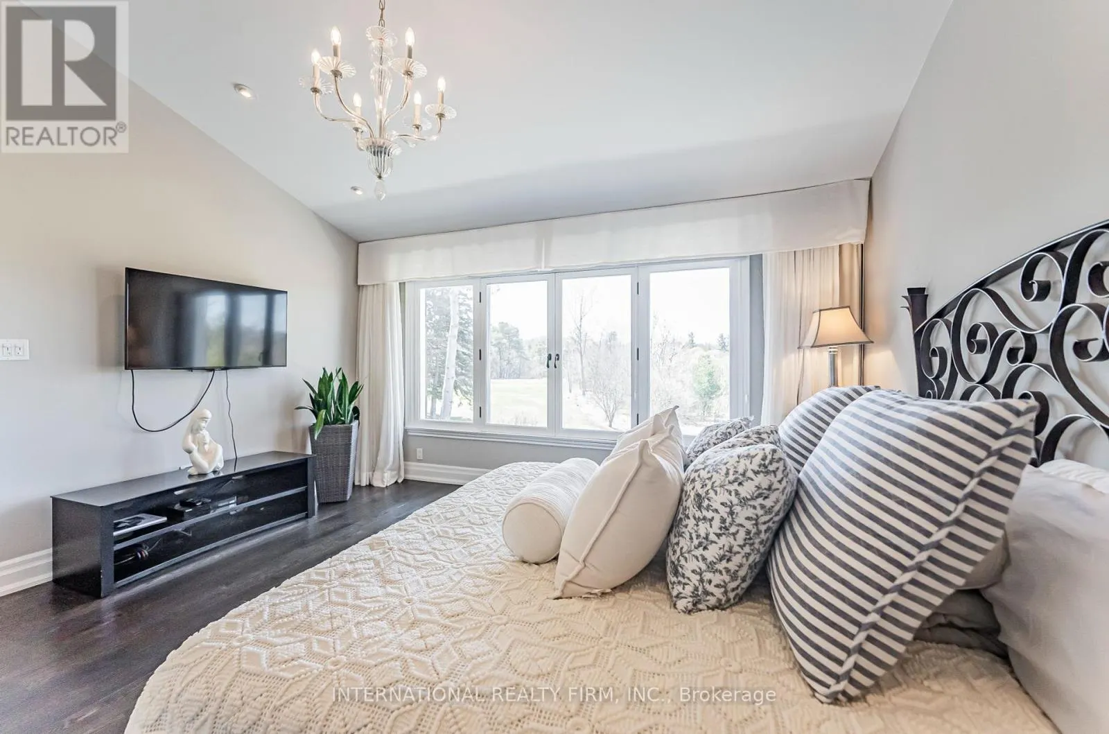 6 PENWOOD CRESCENT