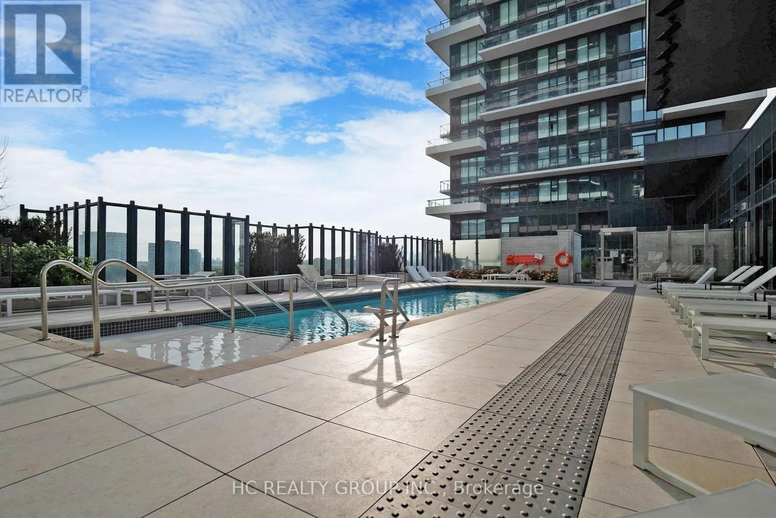 222 - 30 INN ON THE PARK DRIVE