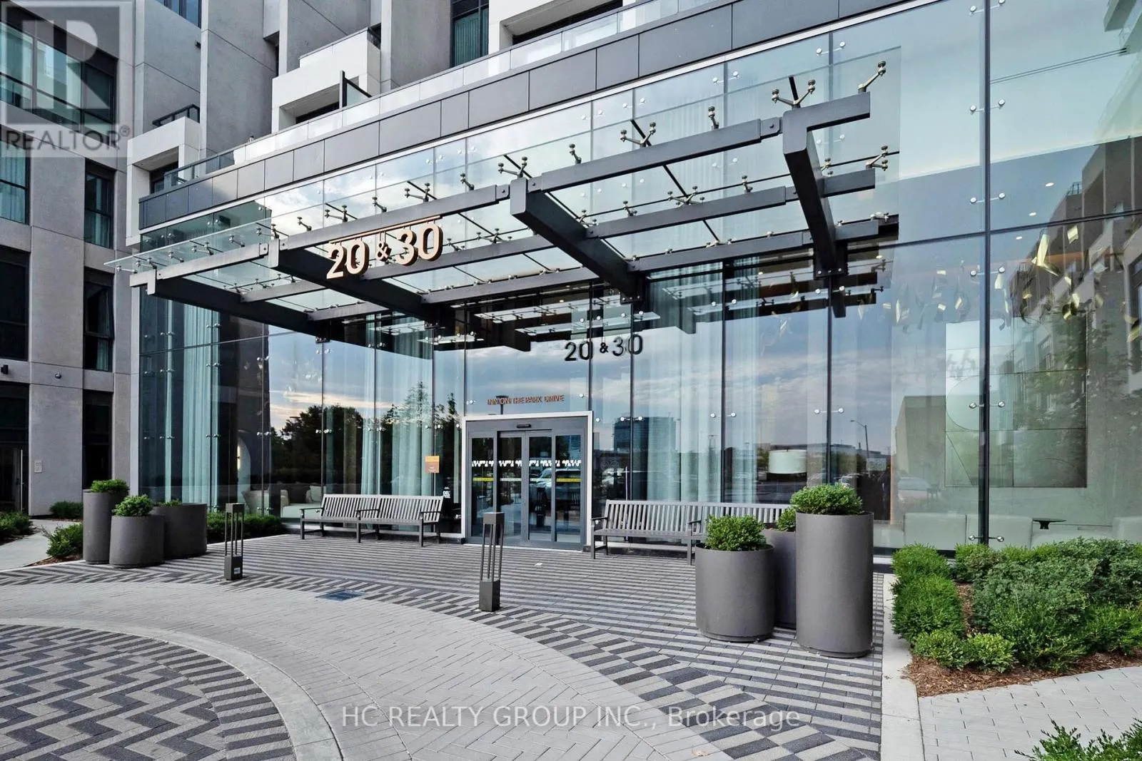 222 - 30 INN ON THE PARK DRIVE