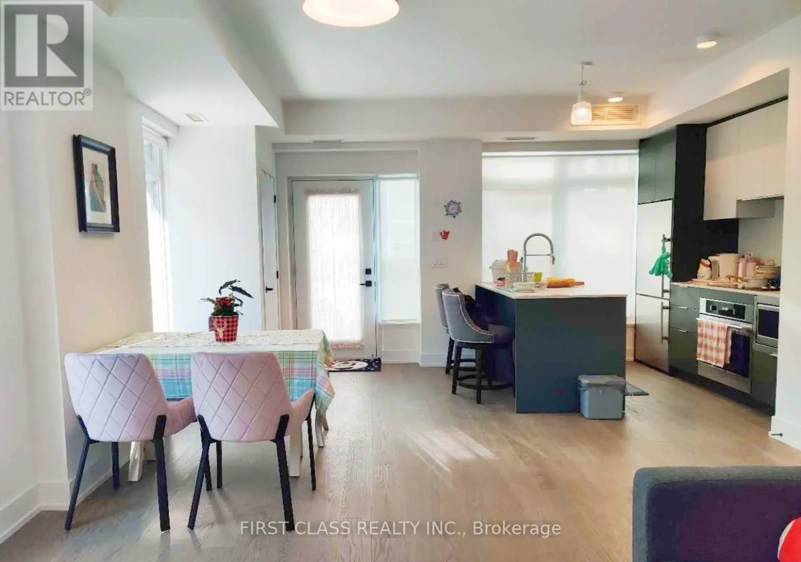 TH08 - 100 RIVER STREET W