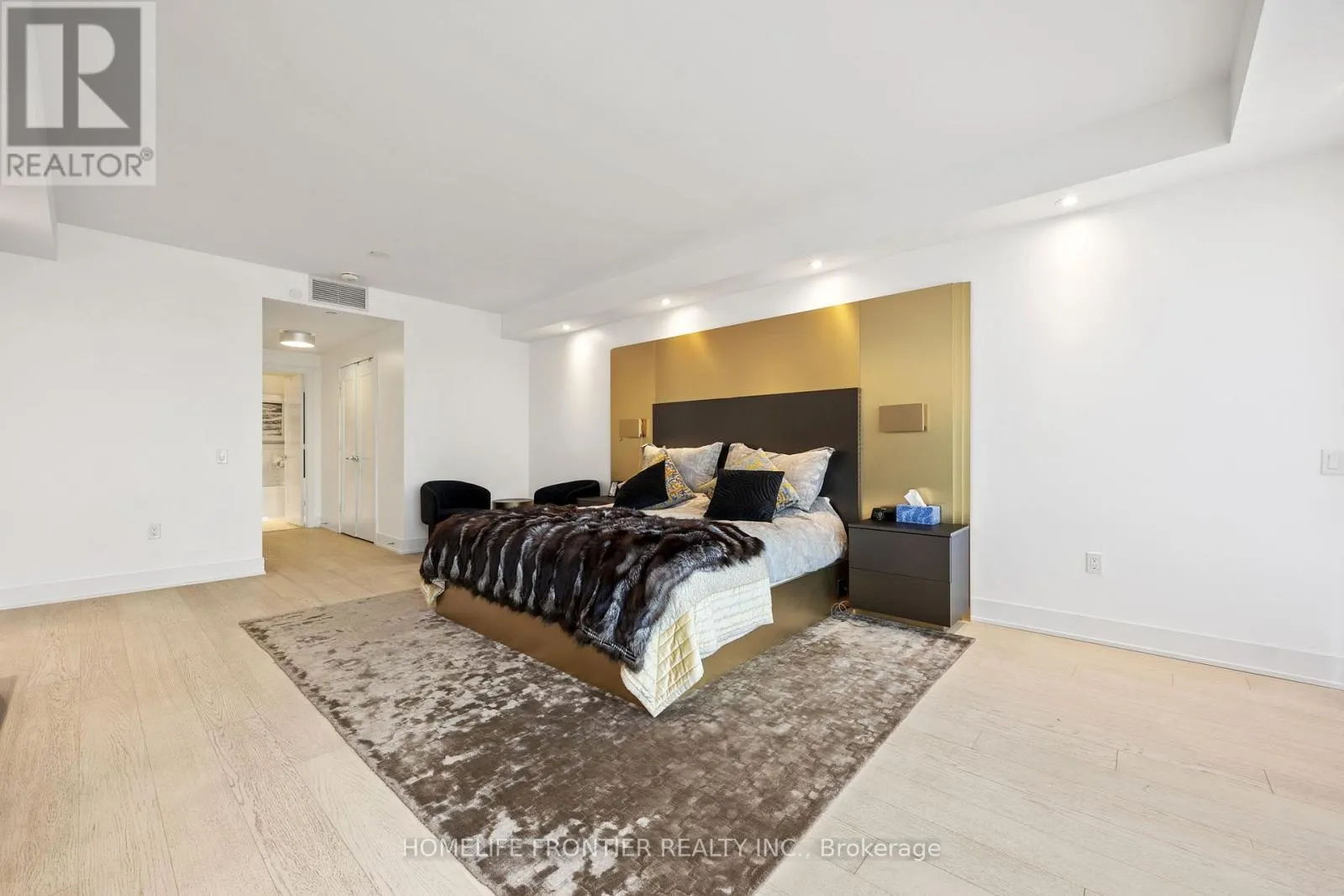 401 - 6 JACKES AVENUE