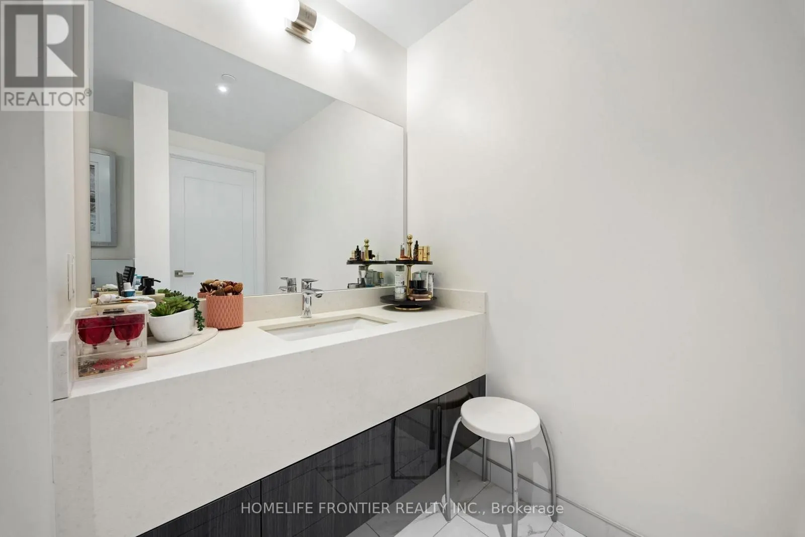 401 - 6 JACKES AVENUE