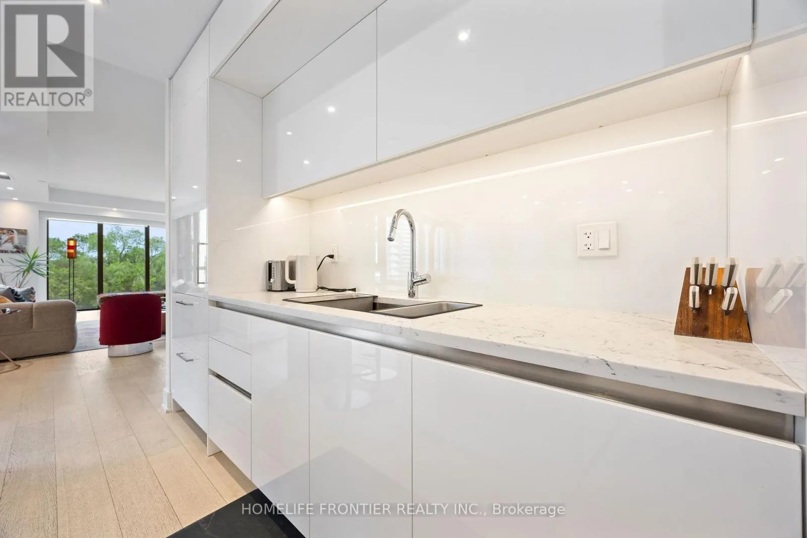 401 - 6 JACKES AVENUE