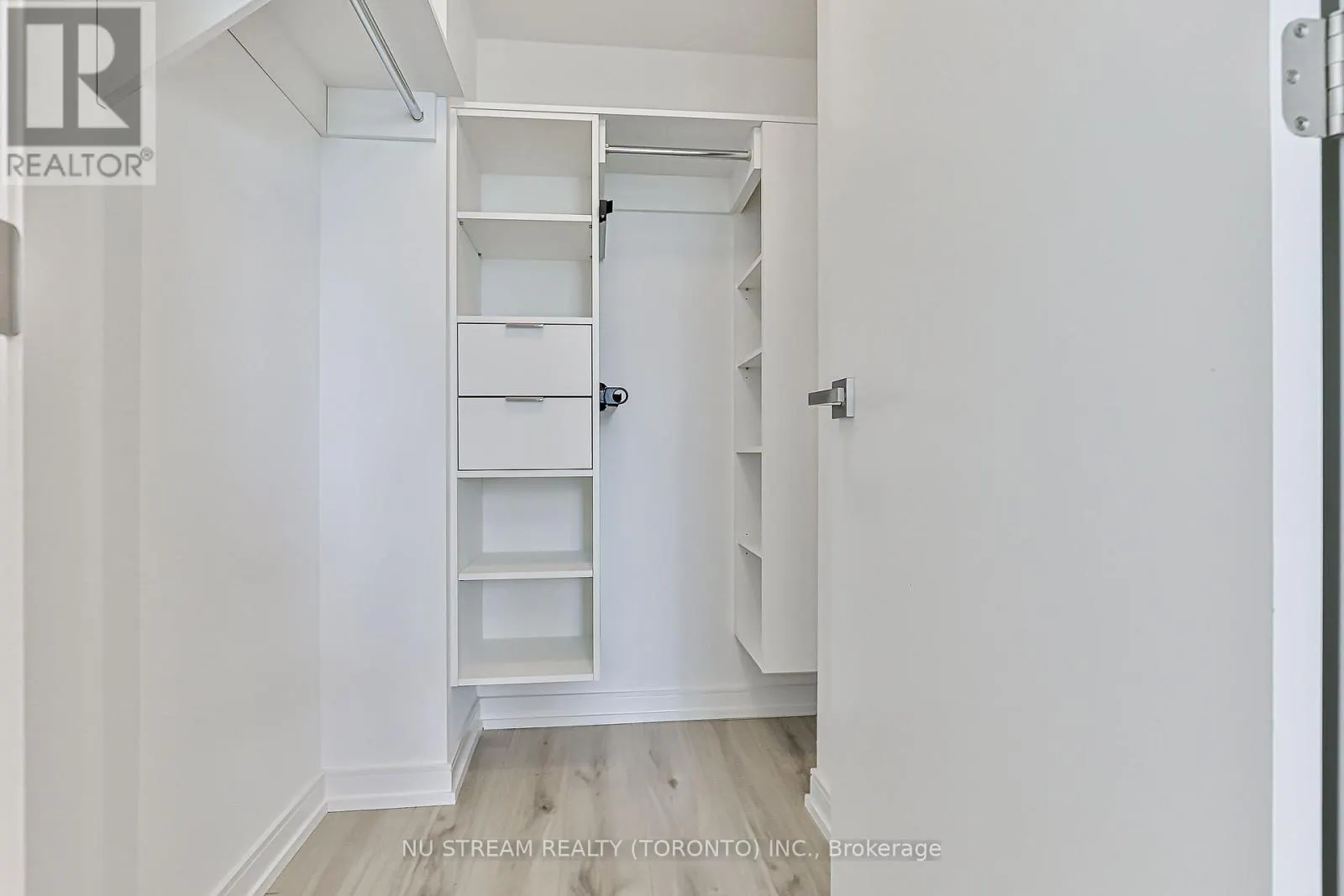 4202 - 3 GLOUCESTER STREET