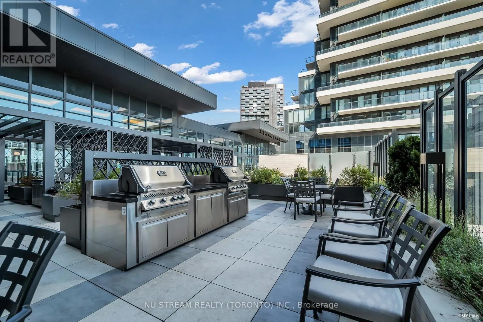 330 - 20 INN ON THE PARK DRIVE