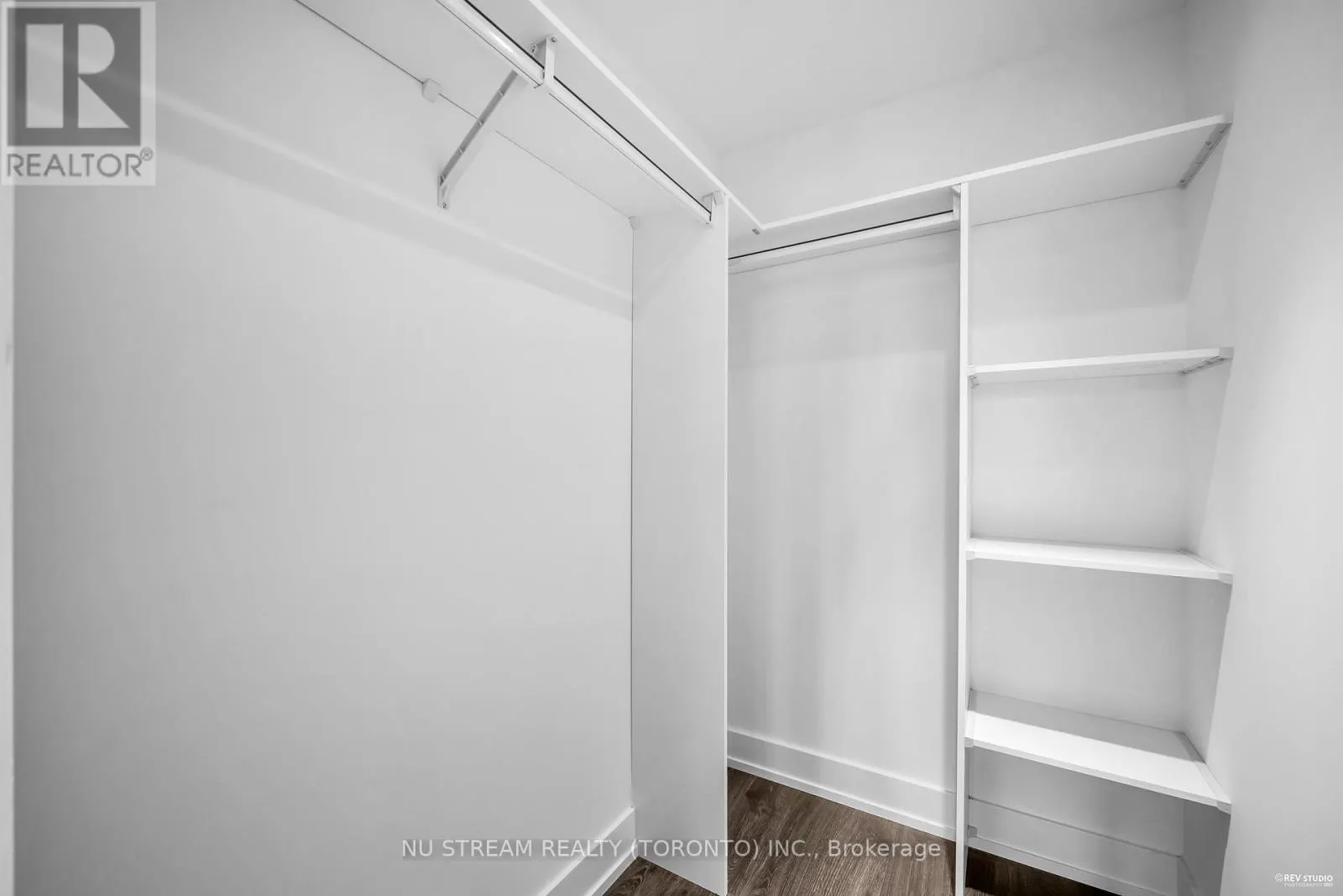 330 - 20 INN ON THE PARK DRIVE