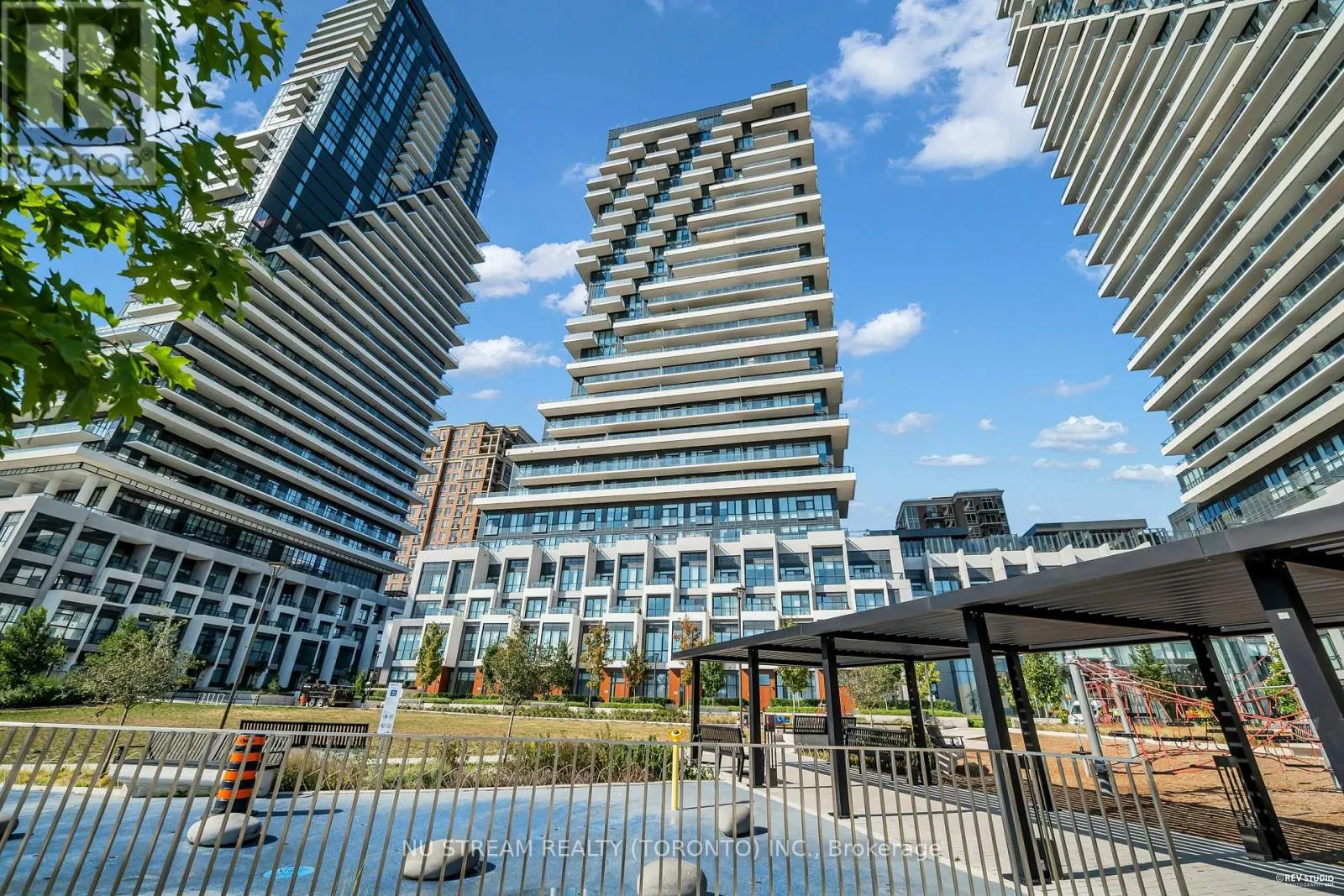 330 - 20 INN ON THE PARK DRIVE