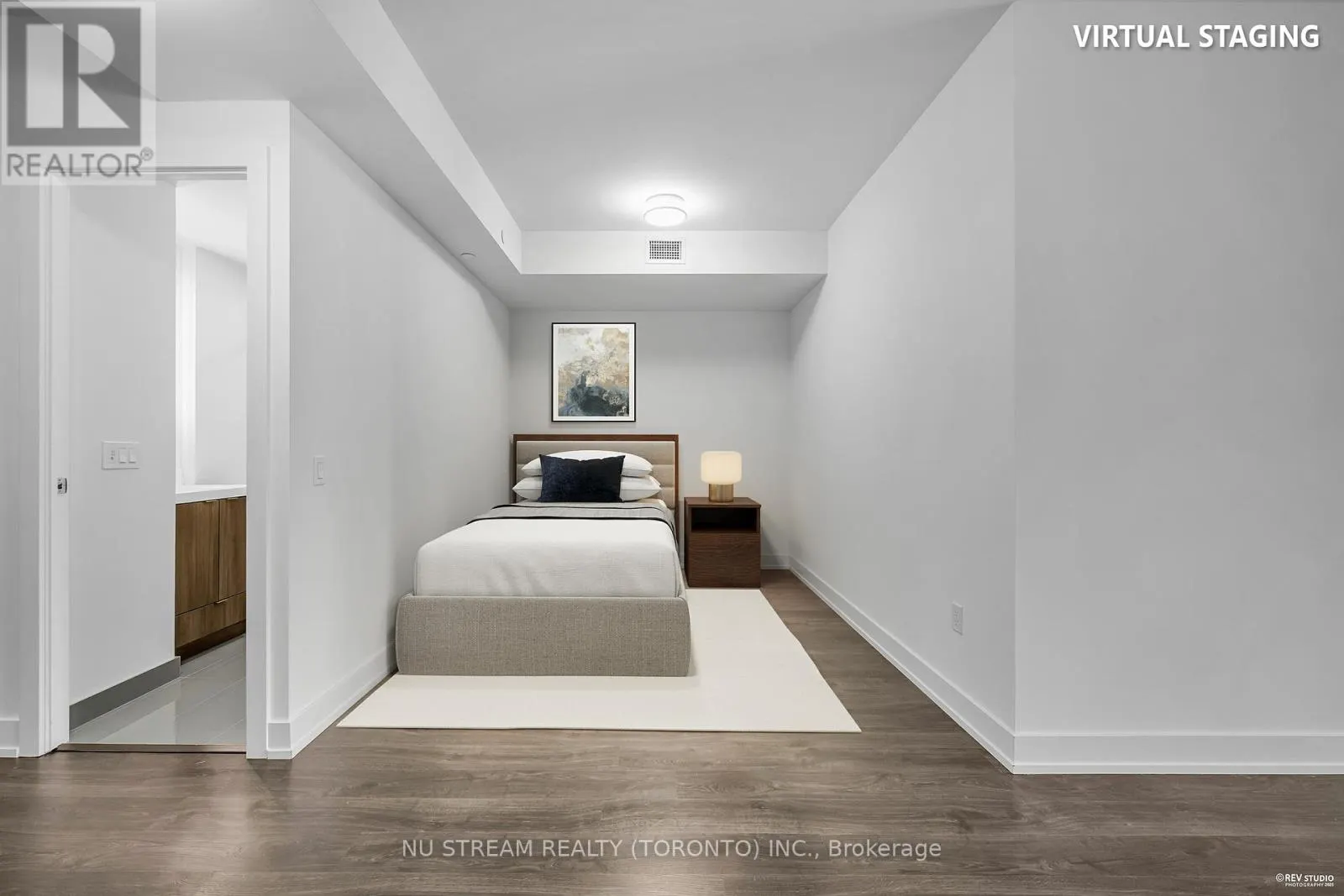 330 - 20 INN ON THE PARK DRIVE