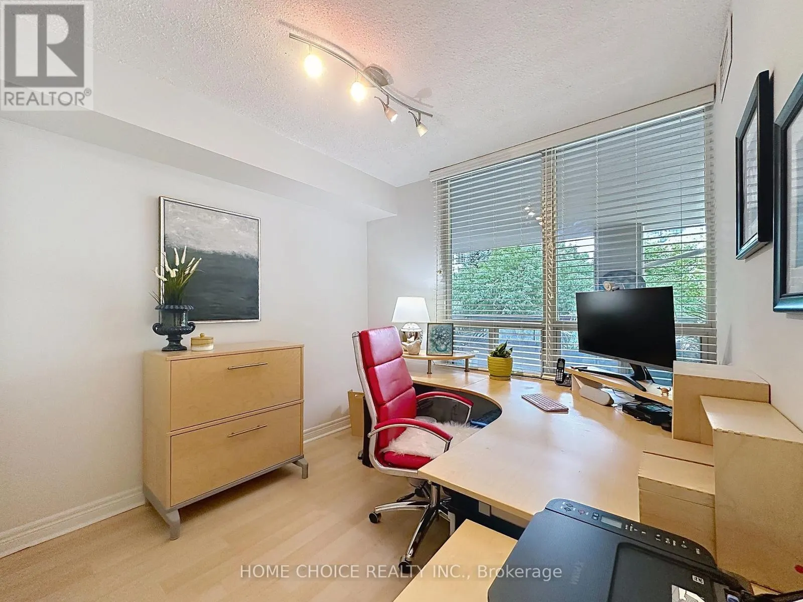 215 - 28 EMPRESS AVENUE