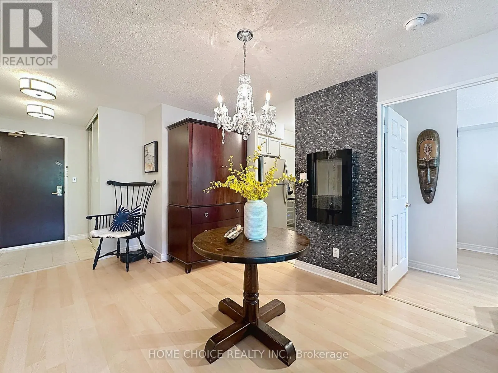 215 - 28 EMPRESS AVENUE