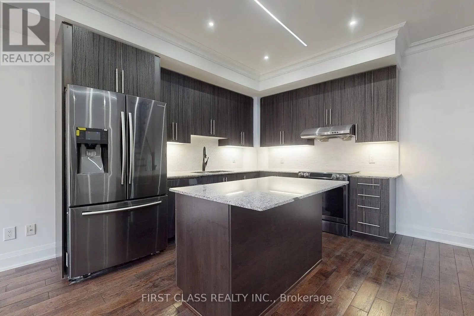 TH 28 - 9 OAKBURN CRESCENT