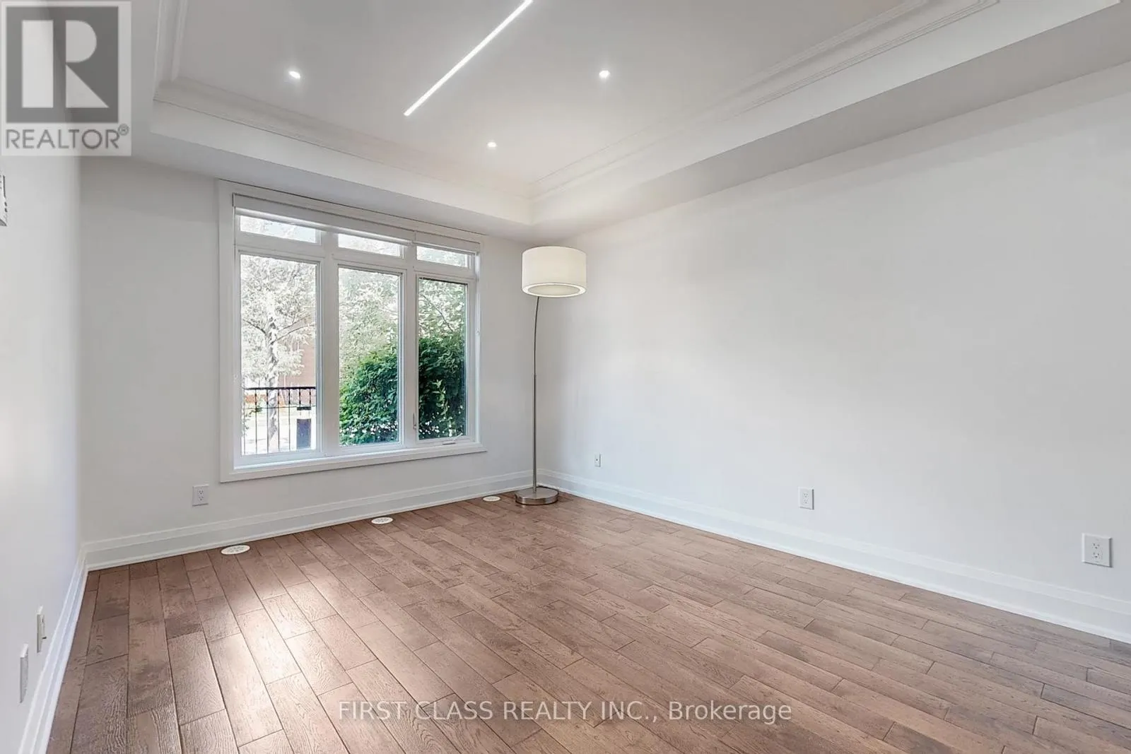 TH 28 - 9 OAKBURN CRESCENT