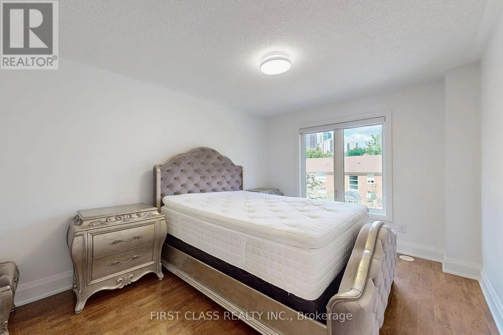 TH 28 - 9 OAKBURN CRESCENT