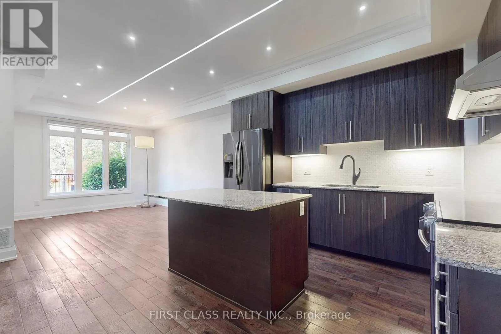 TH 28 - 9 OAKBURN CRESCENT