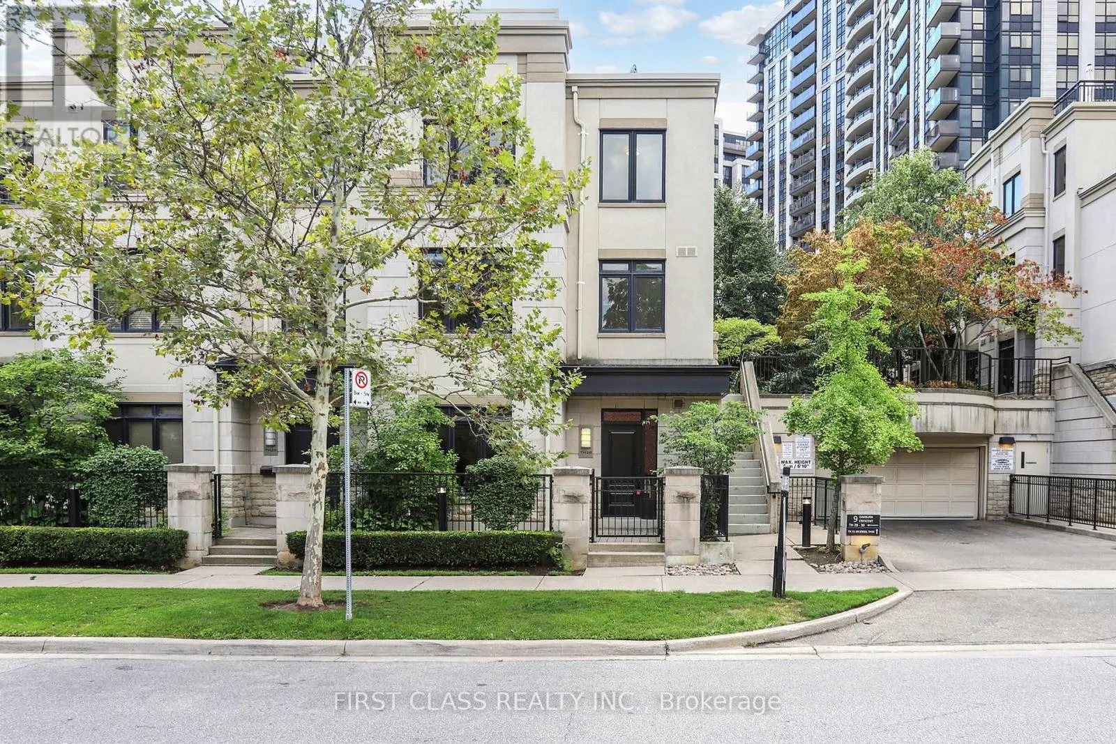 TH 28 - 9 OAKBURN CRESCENT