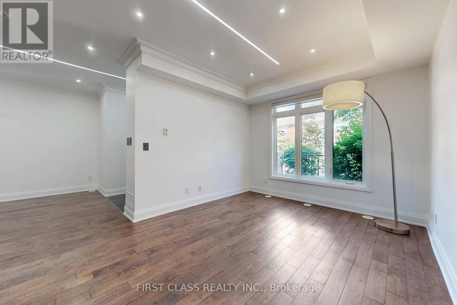 TH 28 - 9 OAKBURN CRESCENT