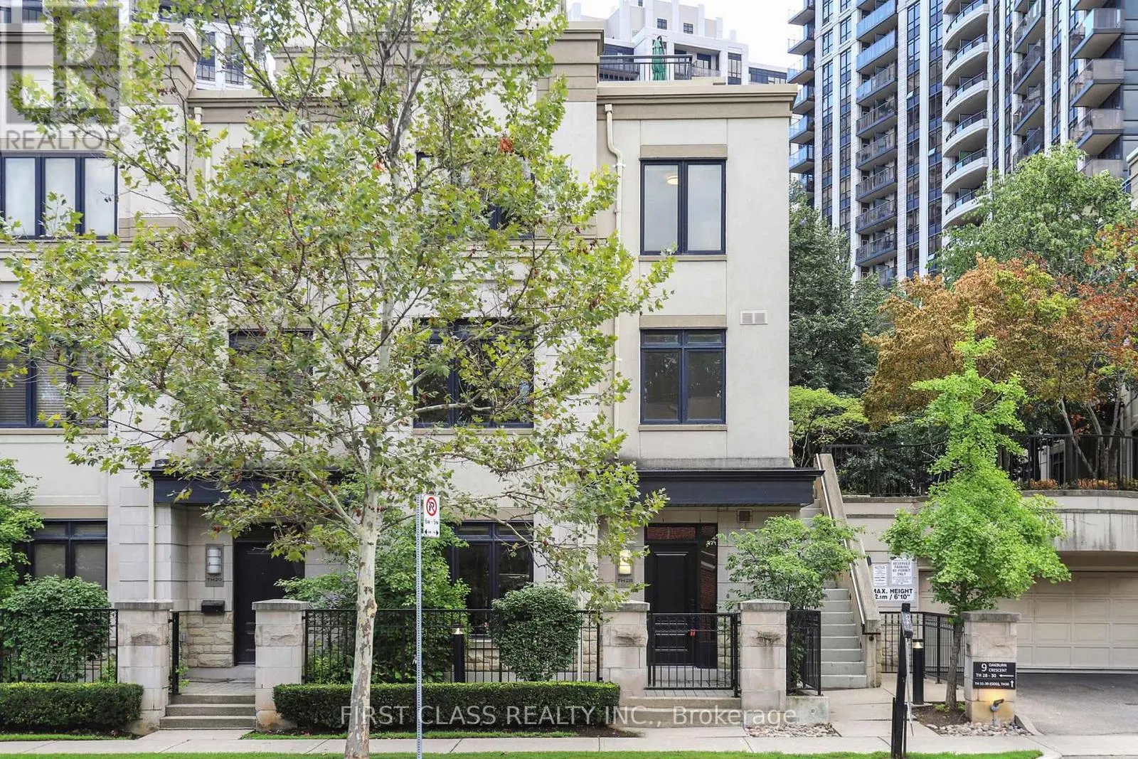 TH 28 - 9 OAKBURN CRESCENT