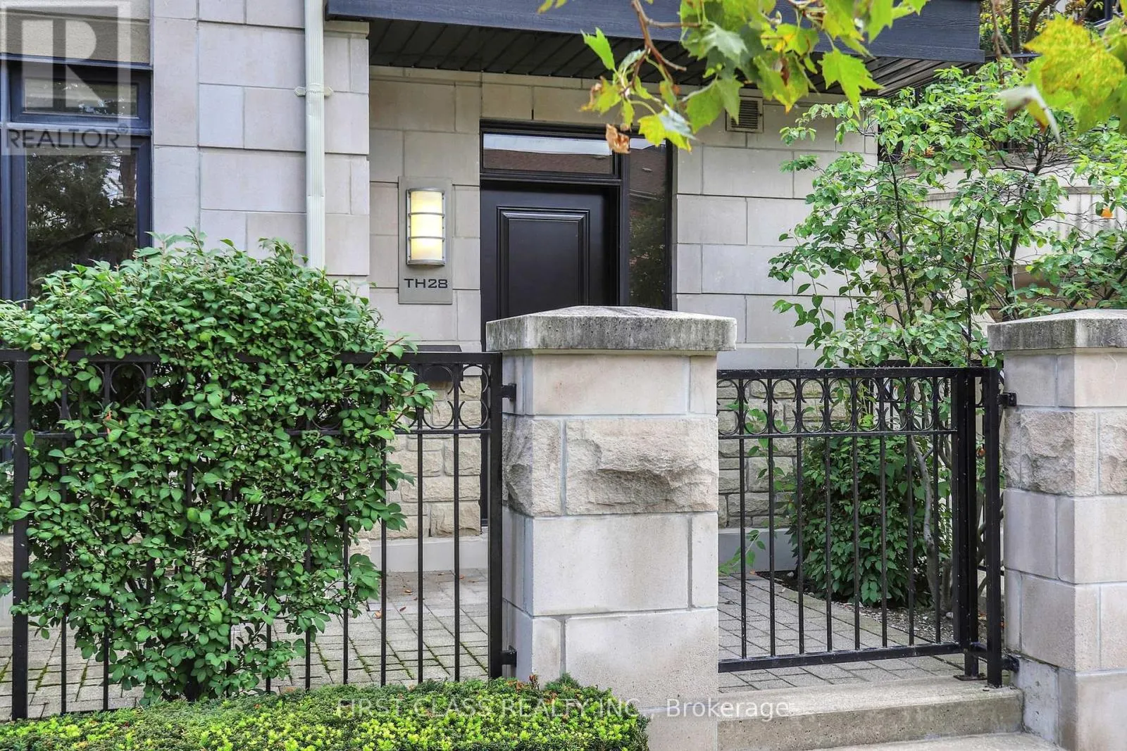 TH 28 - 9 OAKBURN CRESCENT