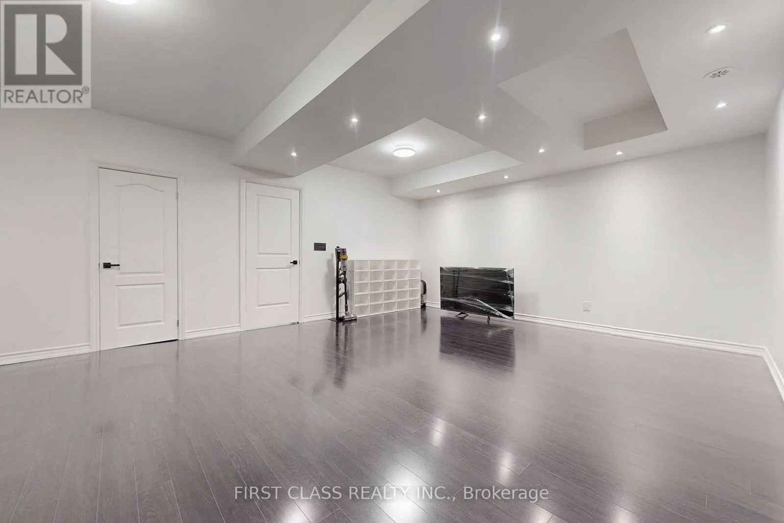 TH 28 - 9 OAKBURN CRESCENT