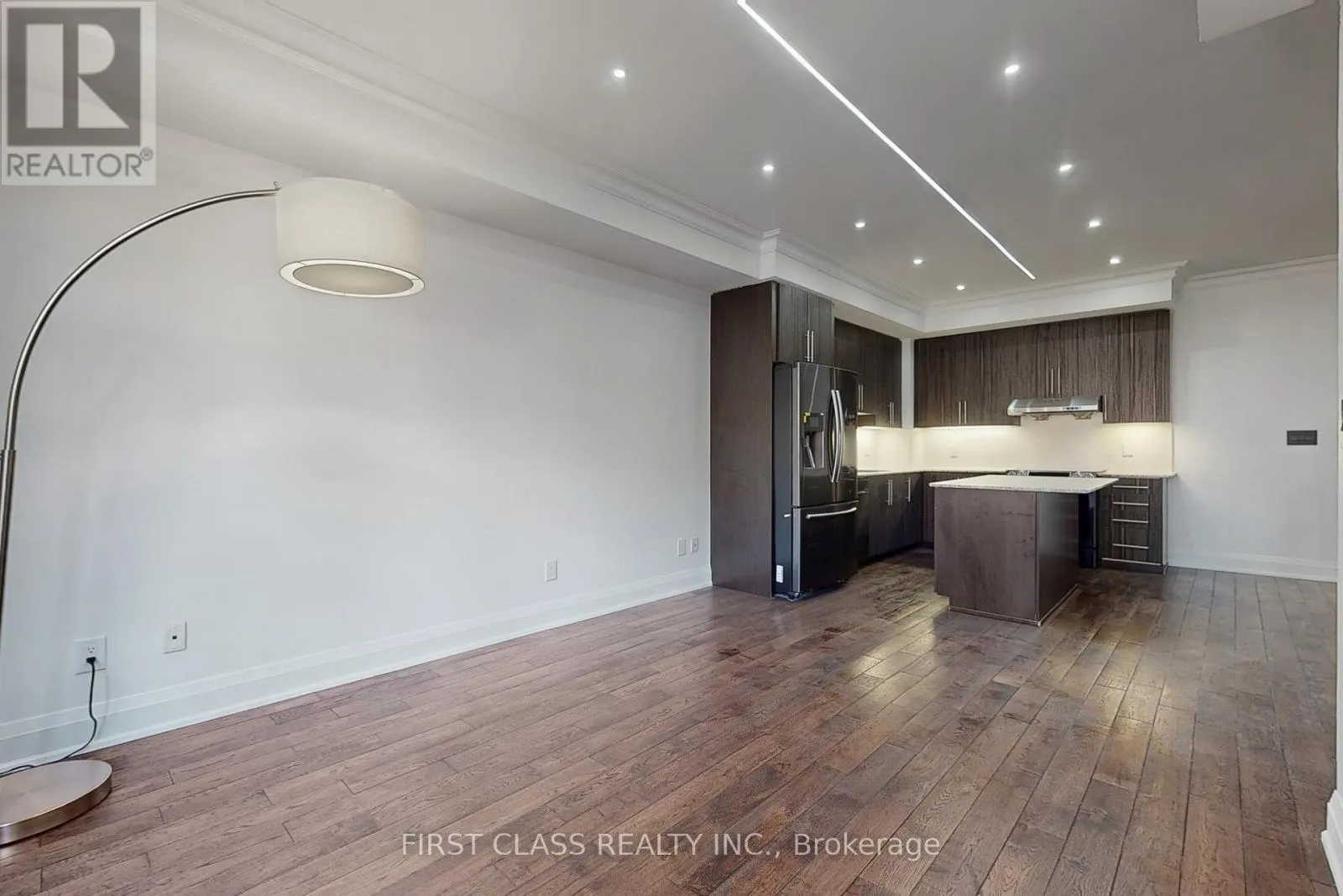 TH 28 - 9 OAKBURN CRESCENT