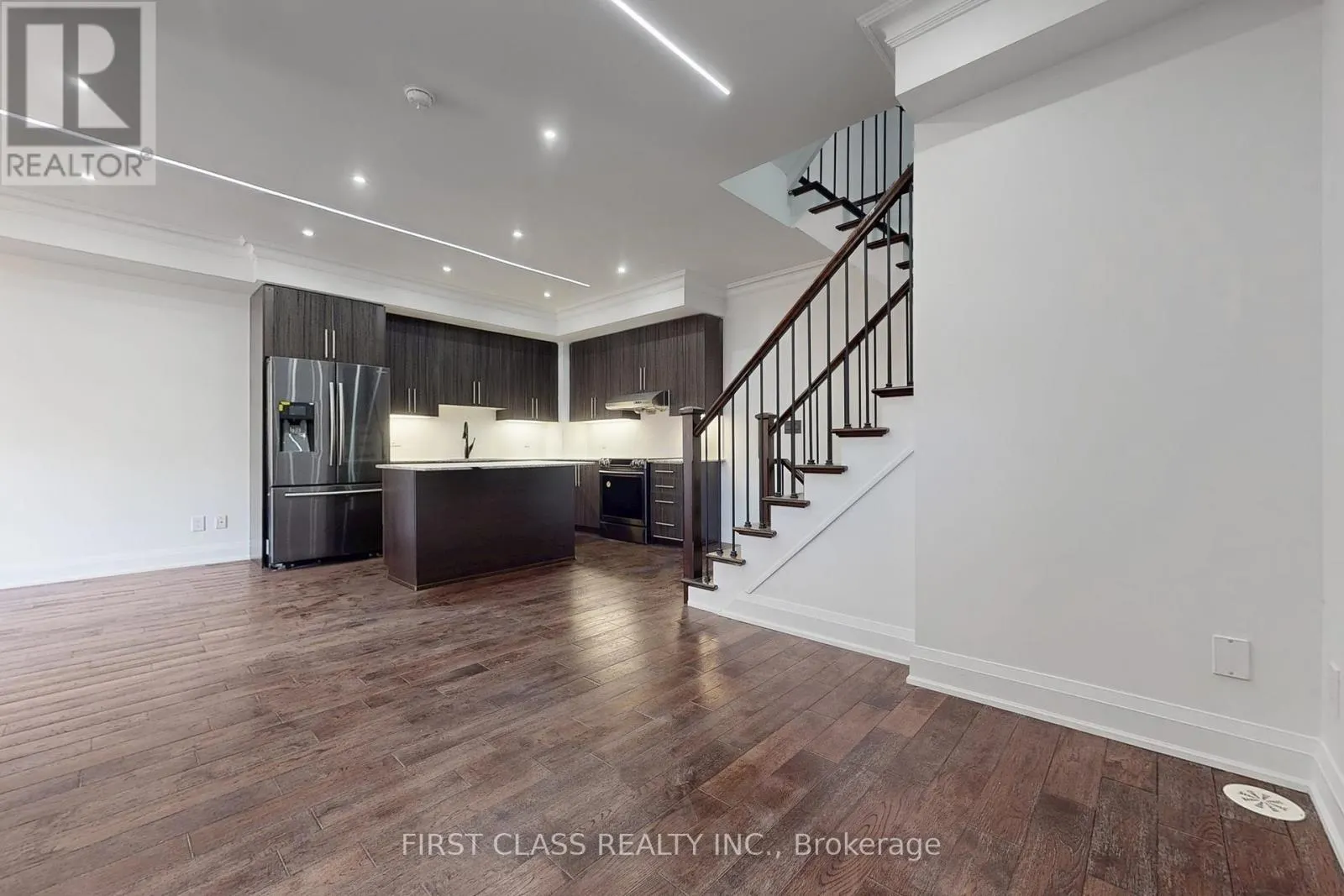 TH 28 - 9 OAKBURN CRESCENT