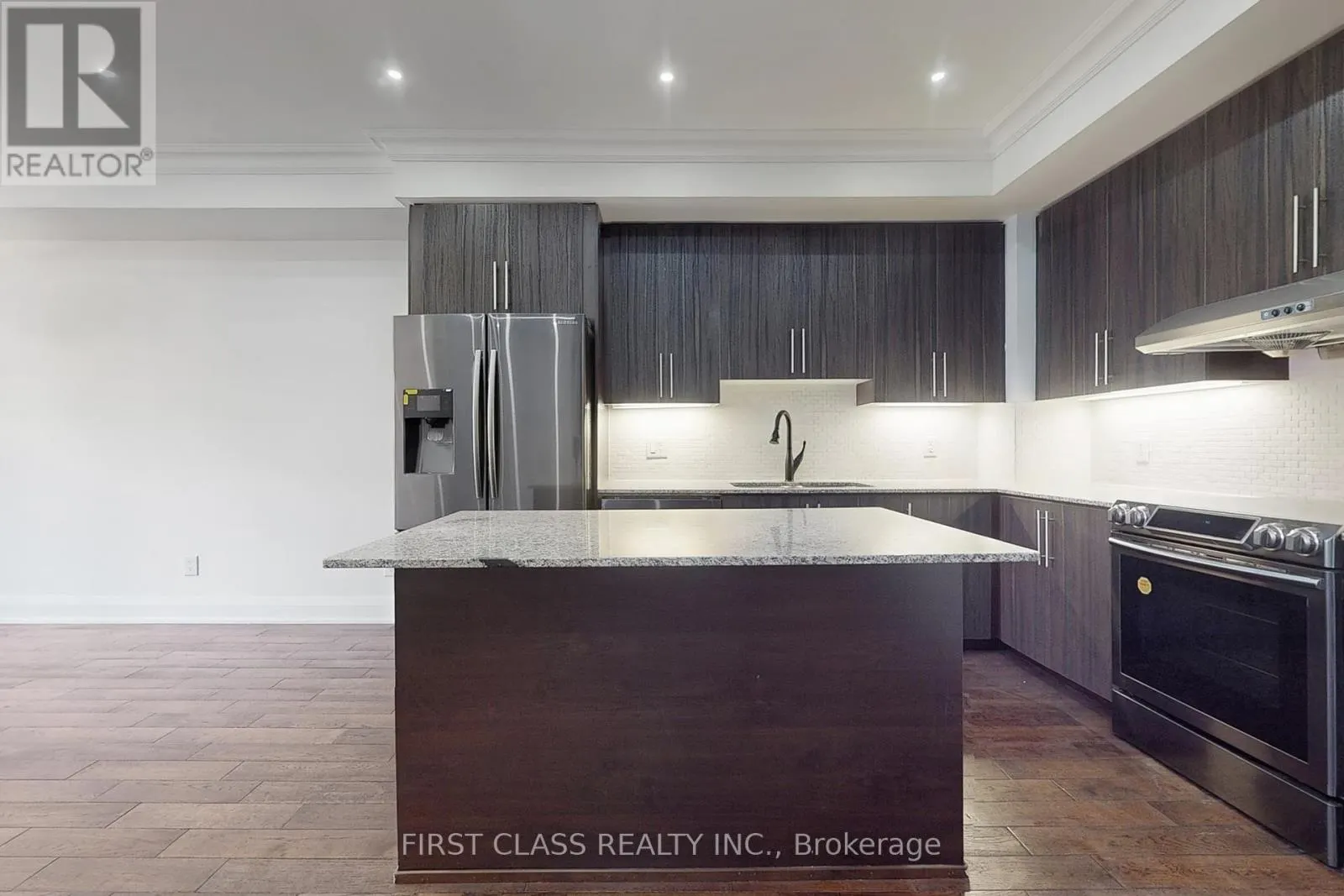 TH 28 - 9 OAKBURN CRESCENT