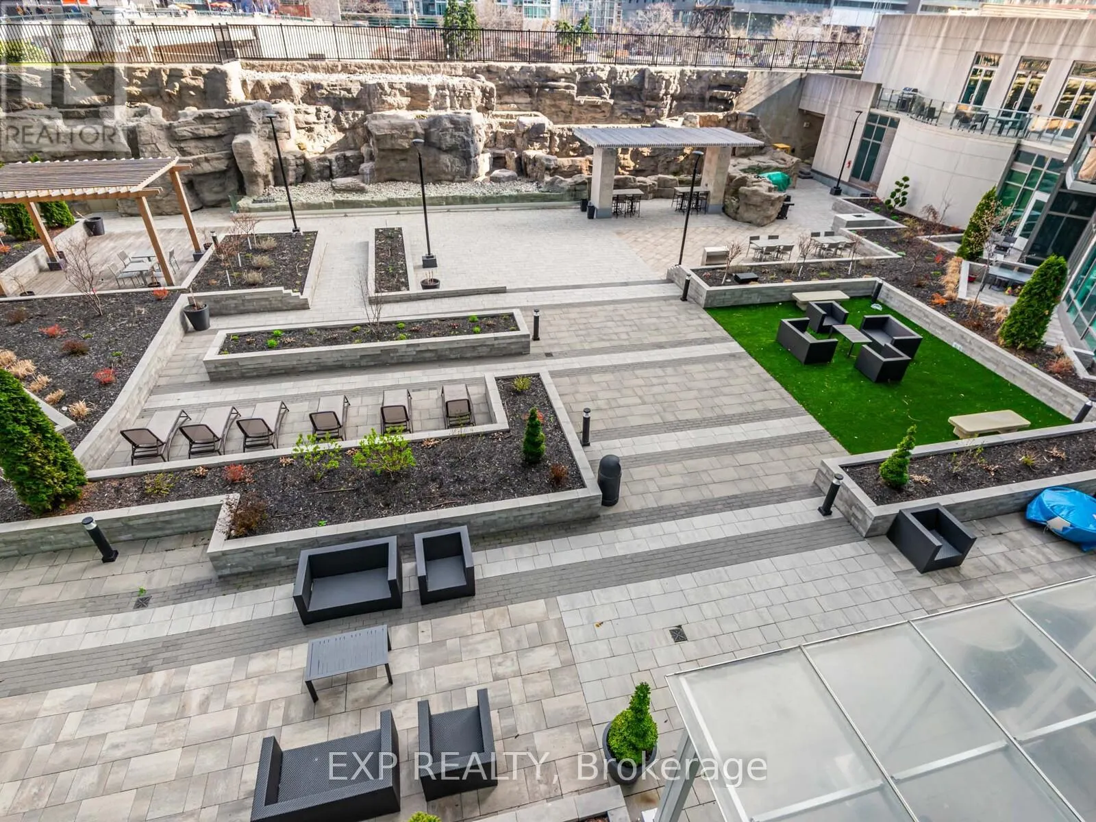 317 - 361 FRONT STREET W