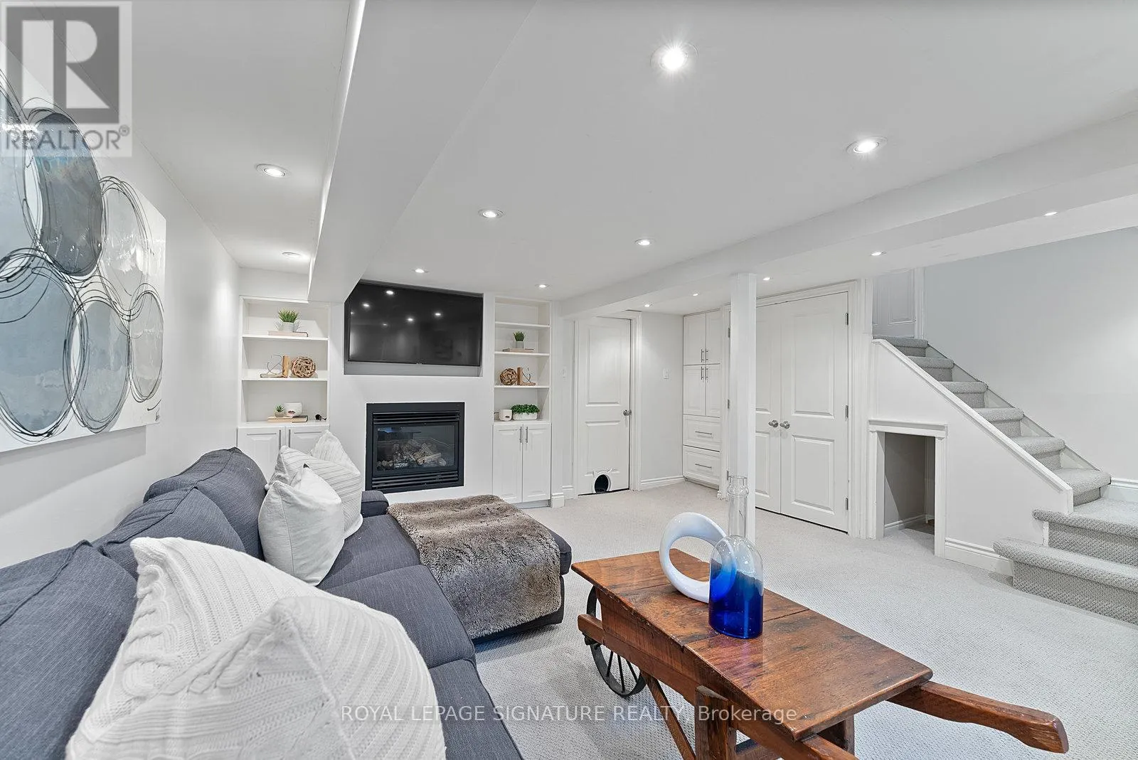 18 VANDERHOOF AVENUE