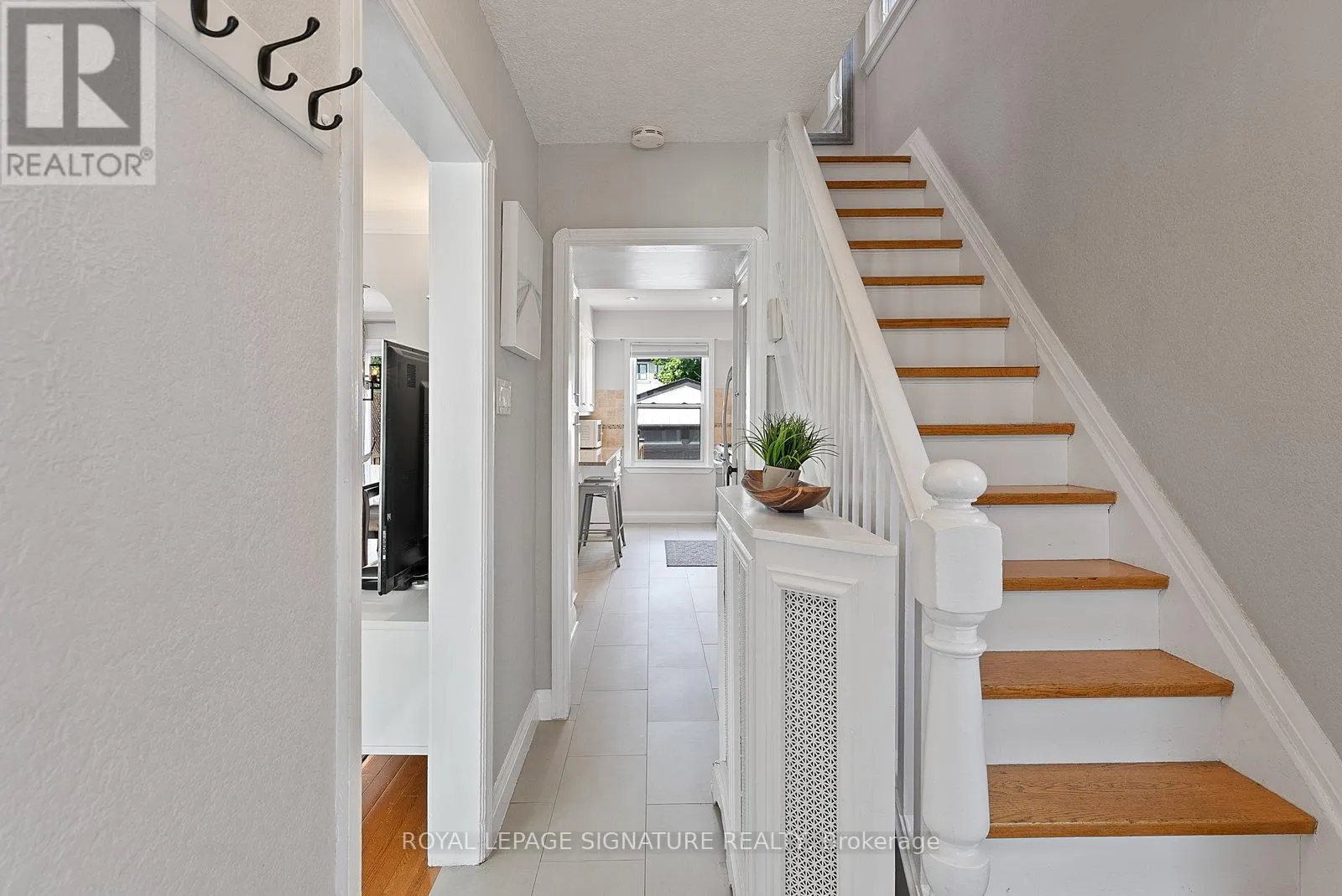 18 VANDERHOOF AVENUE
