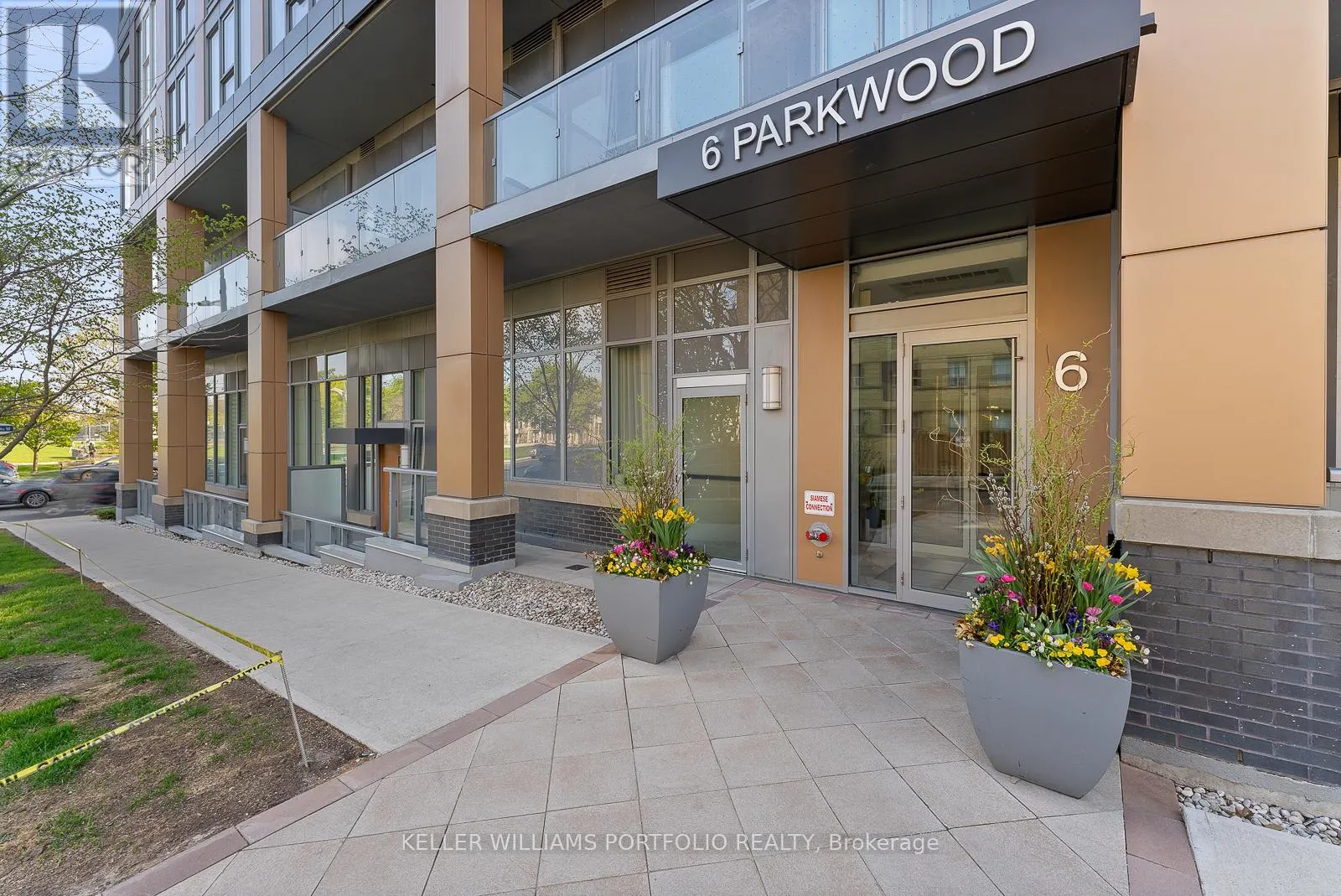310 - 6 PARKWOOD AVENUE
