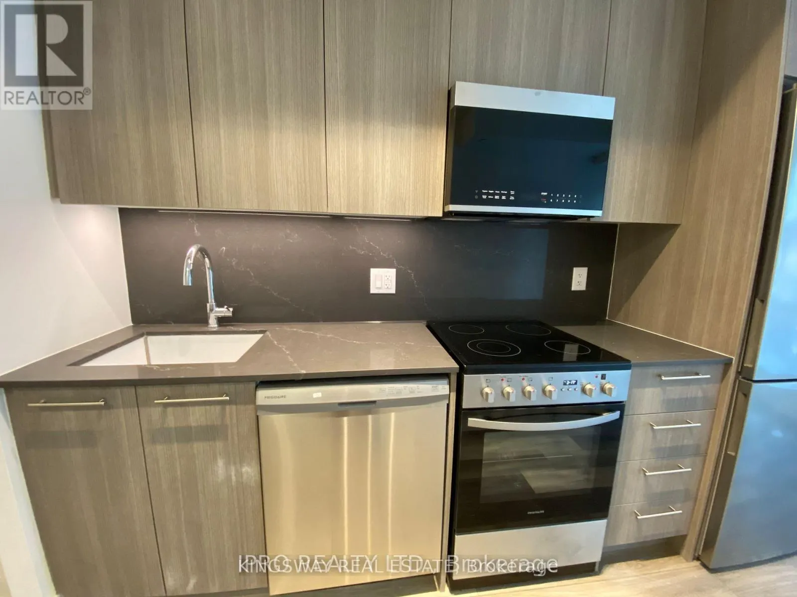33 - 851 SHEPPARD AVENUE W